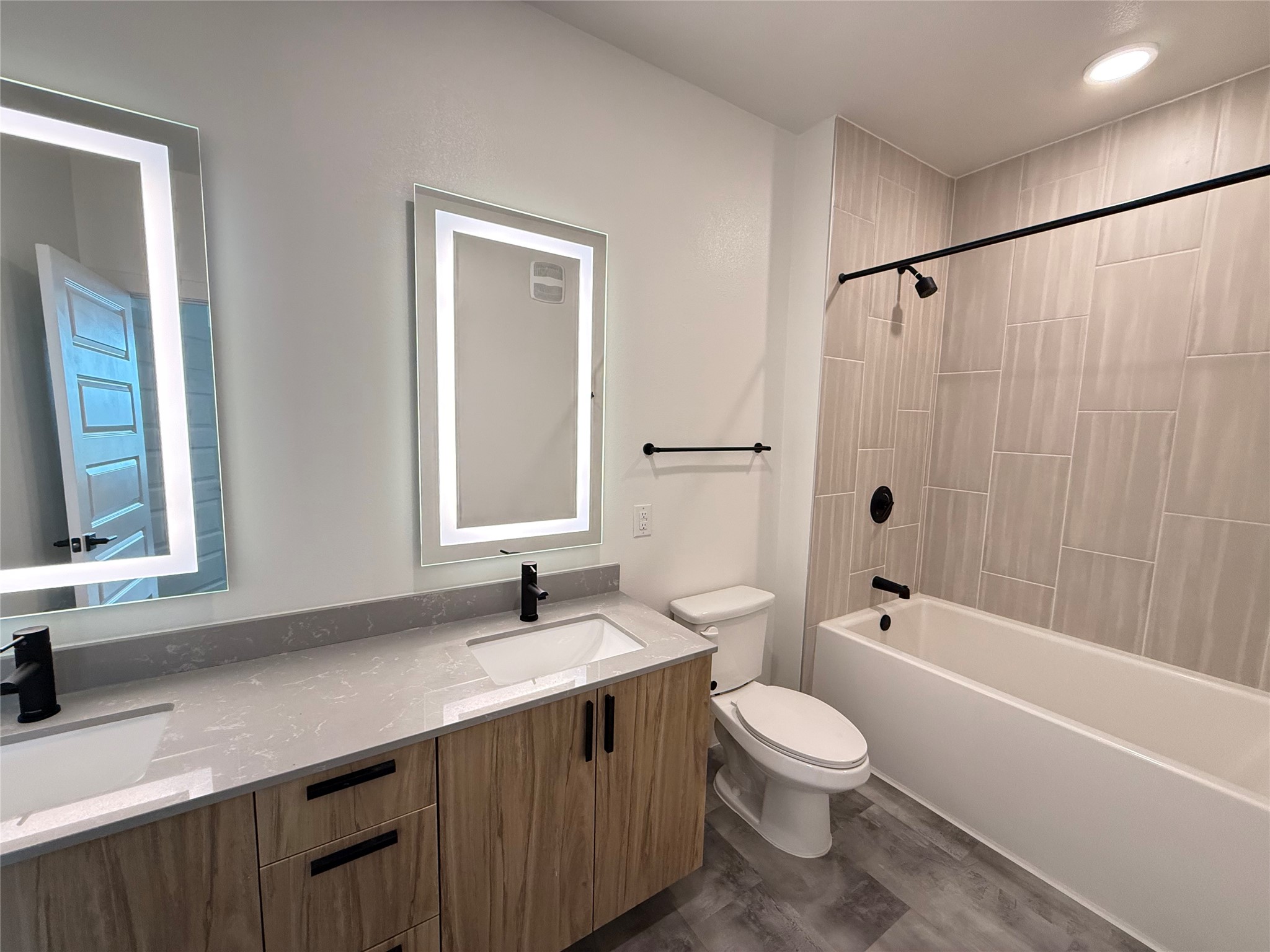 2520 Washington Ave B3 Property Photo 8