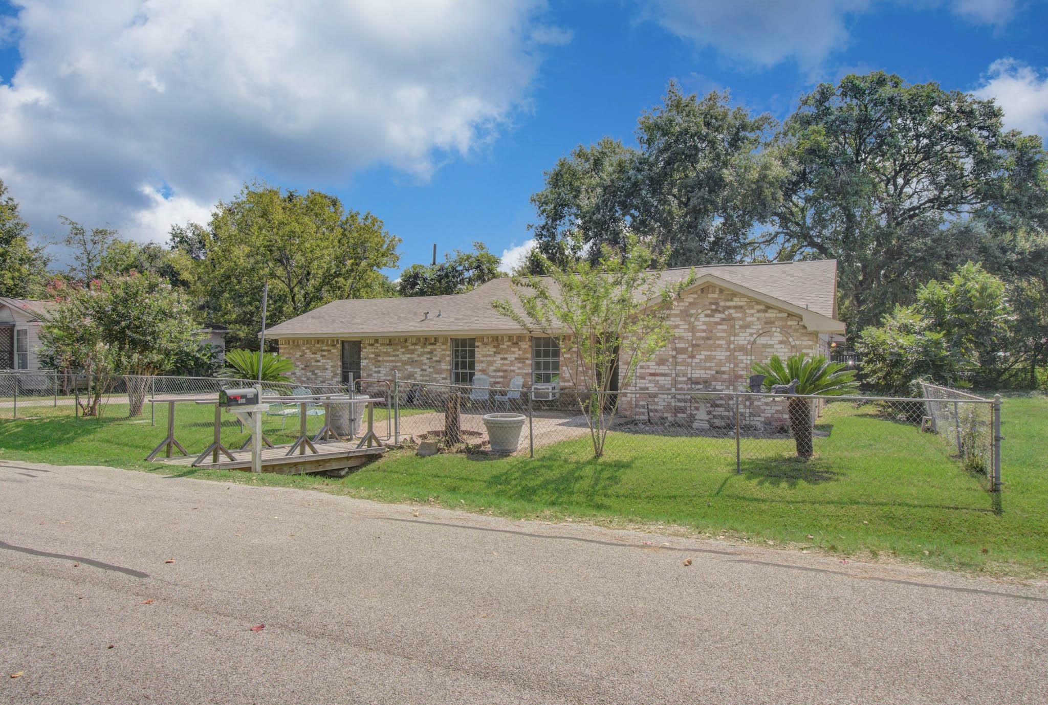 809 Collins Street Property Photo 2