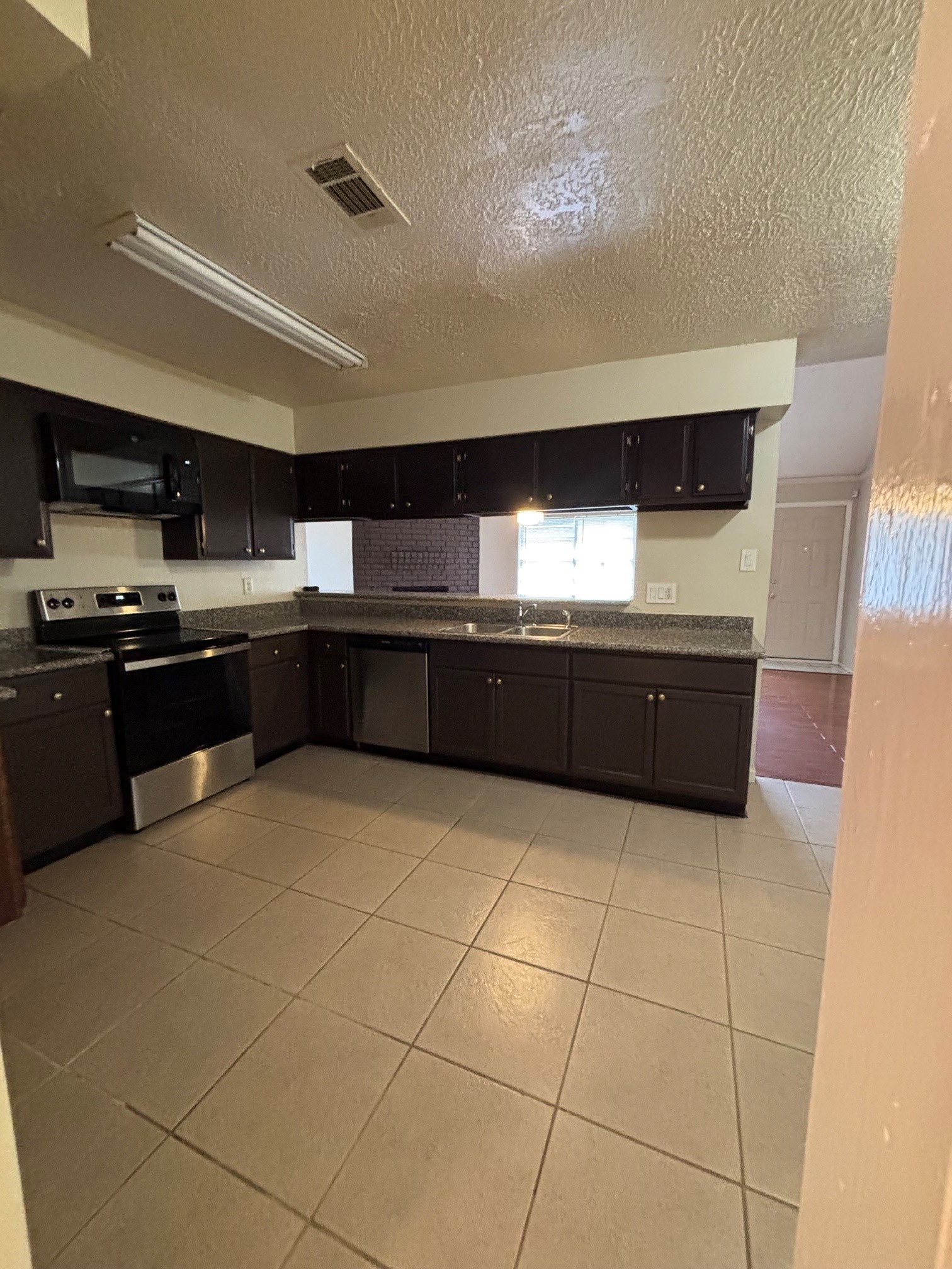 811 Whispering Pine Drive Property Photo 4