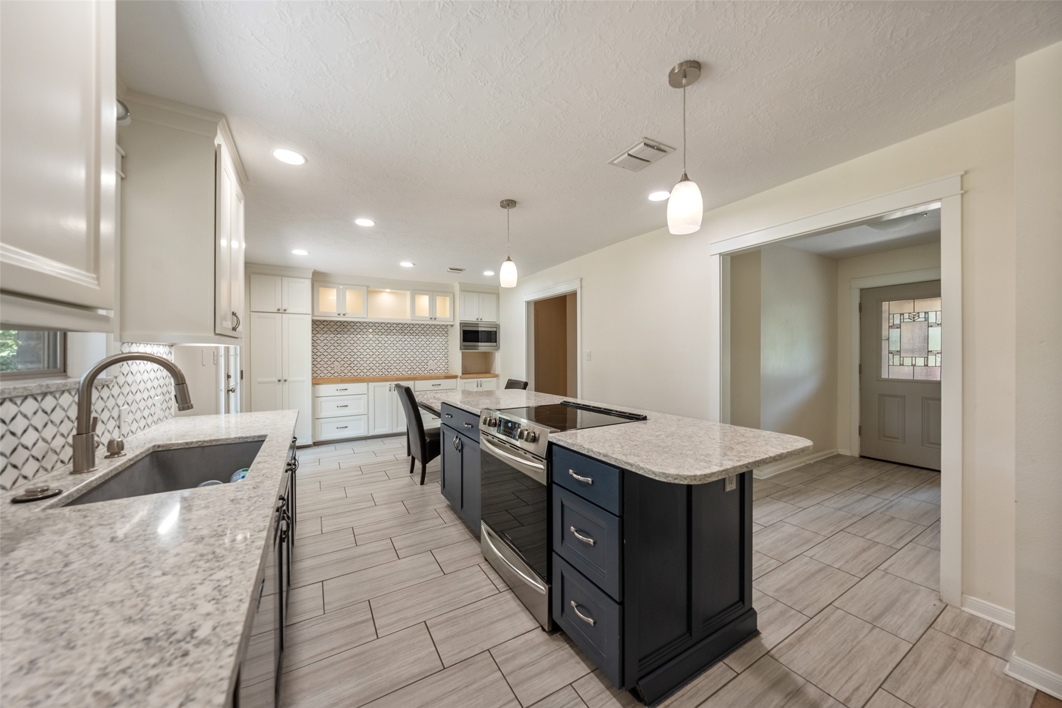 71 Hiwon Drive Property Photo 10