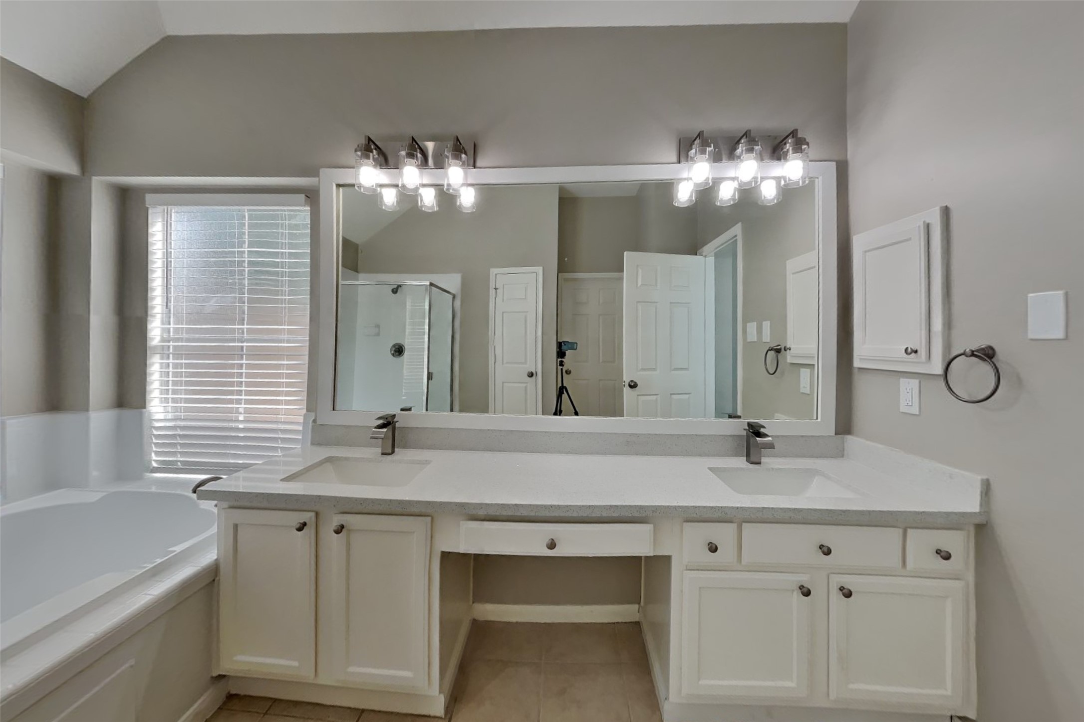 7219 Bethany Bay Drive Property Photo 9