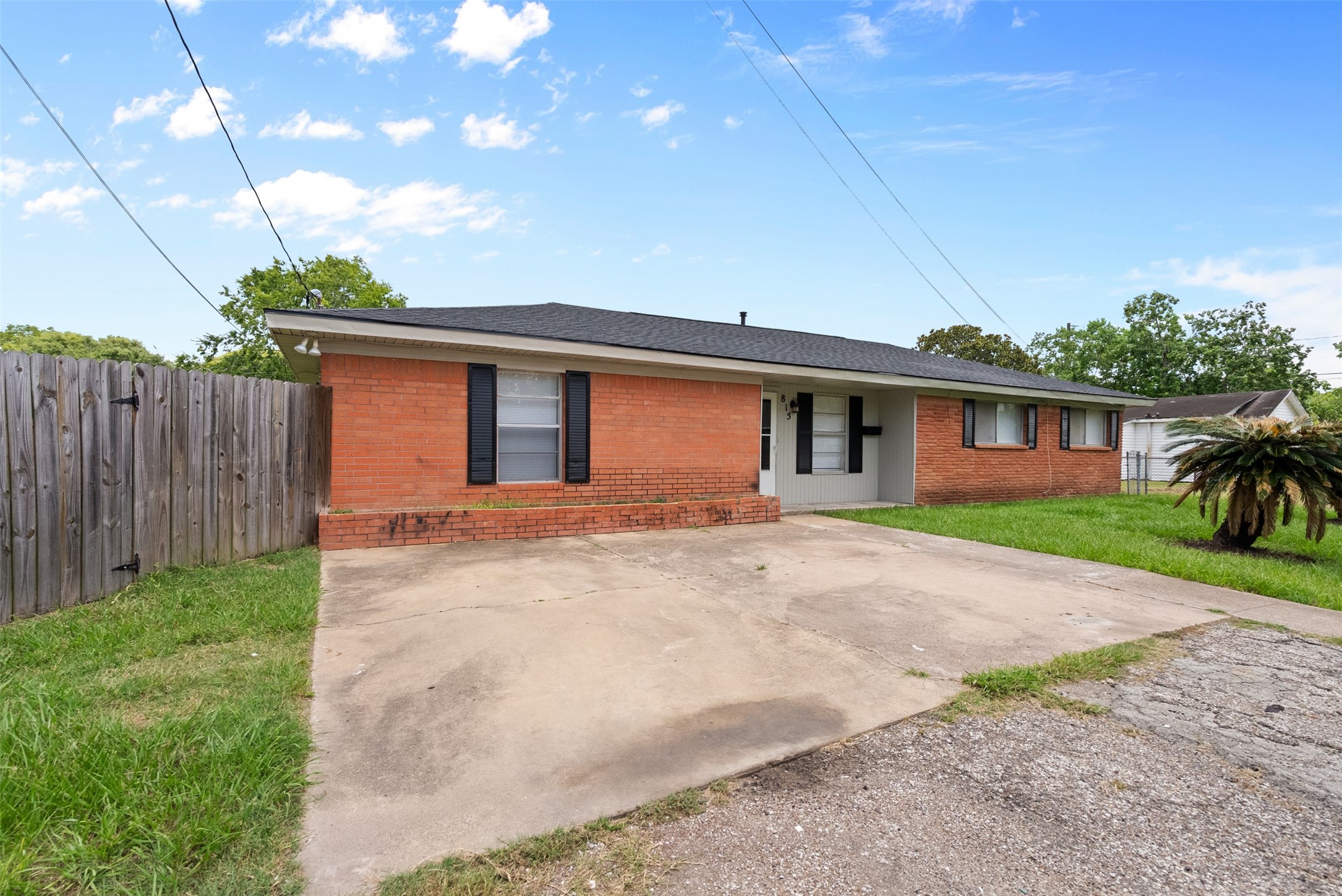 815 Rugeley Street Property Photo 4