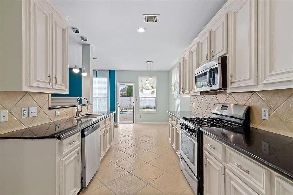 20618 Tulip Blossom Court Property Photo 10