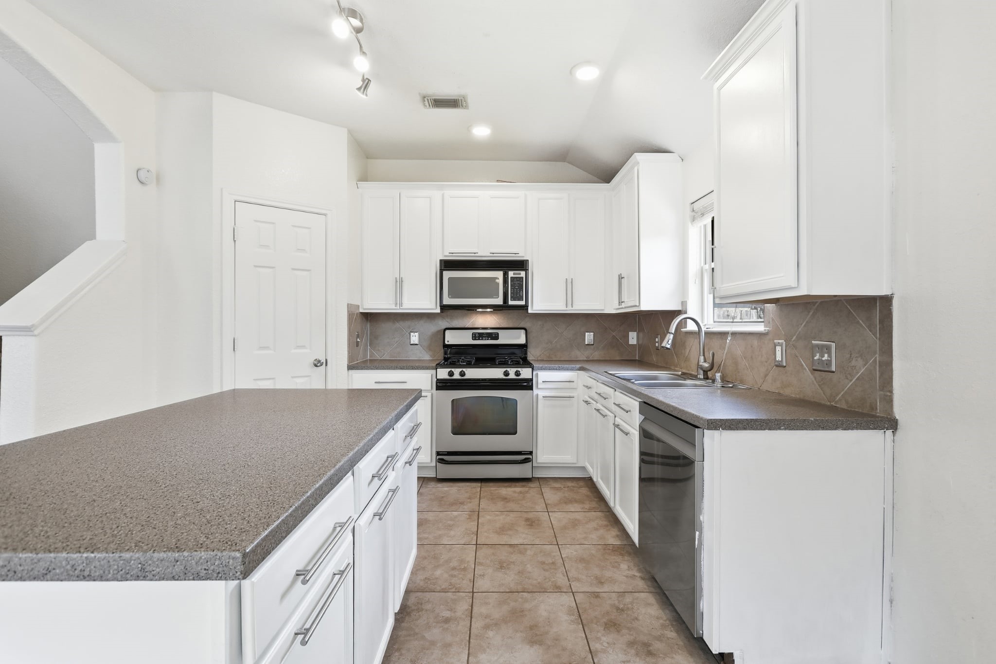 11402 Overland Trail Drive Property Photo 9