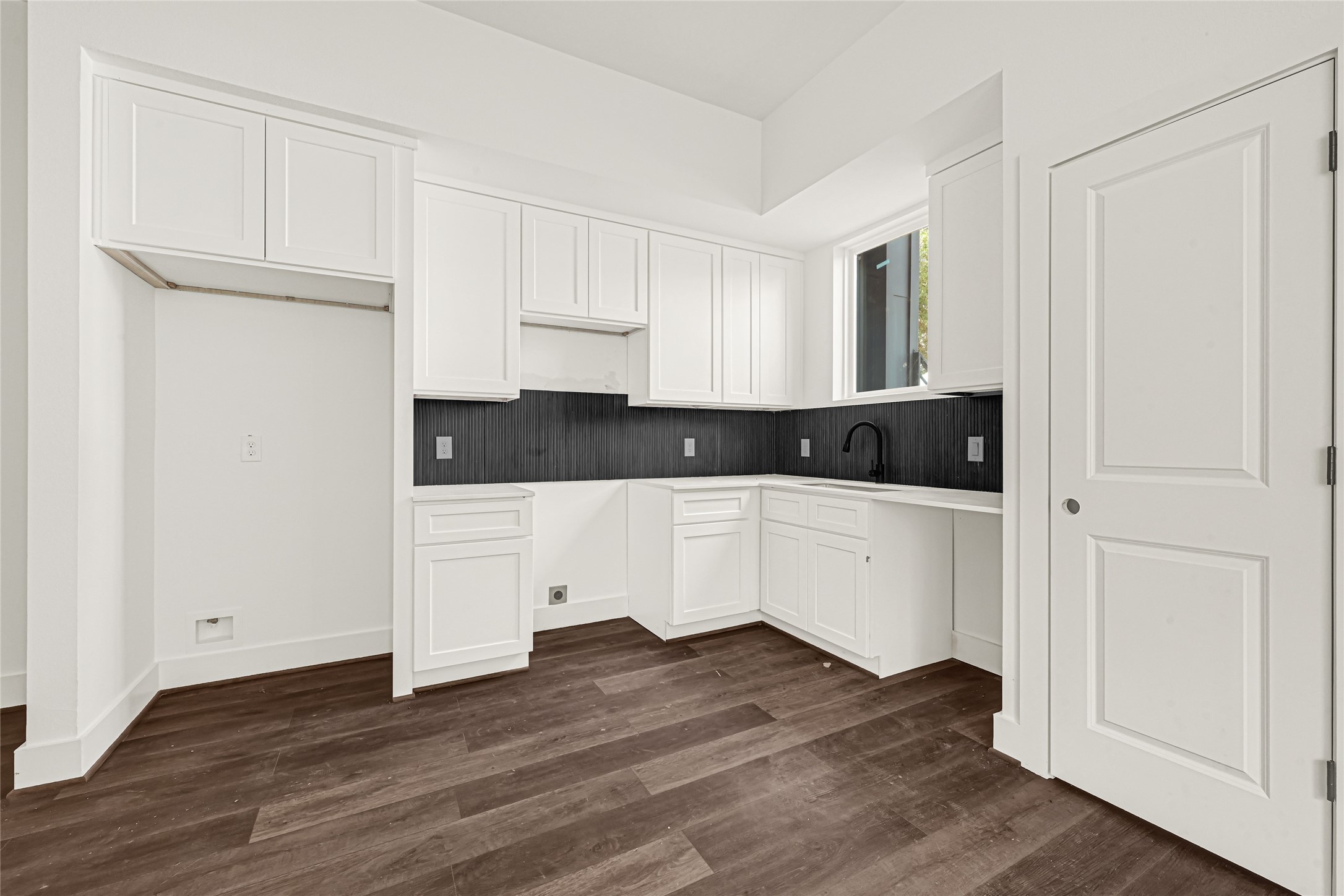 422 Clinton Park St Street A-b Property Photo 5