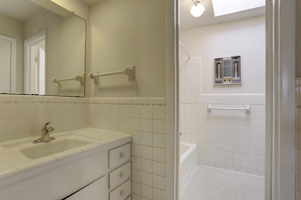 3703 Roseland Street 4 Property Photo 6