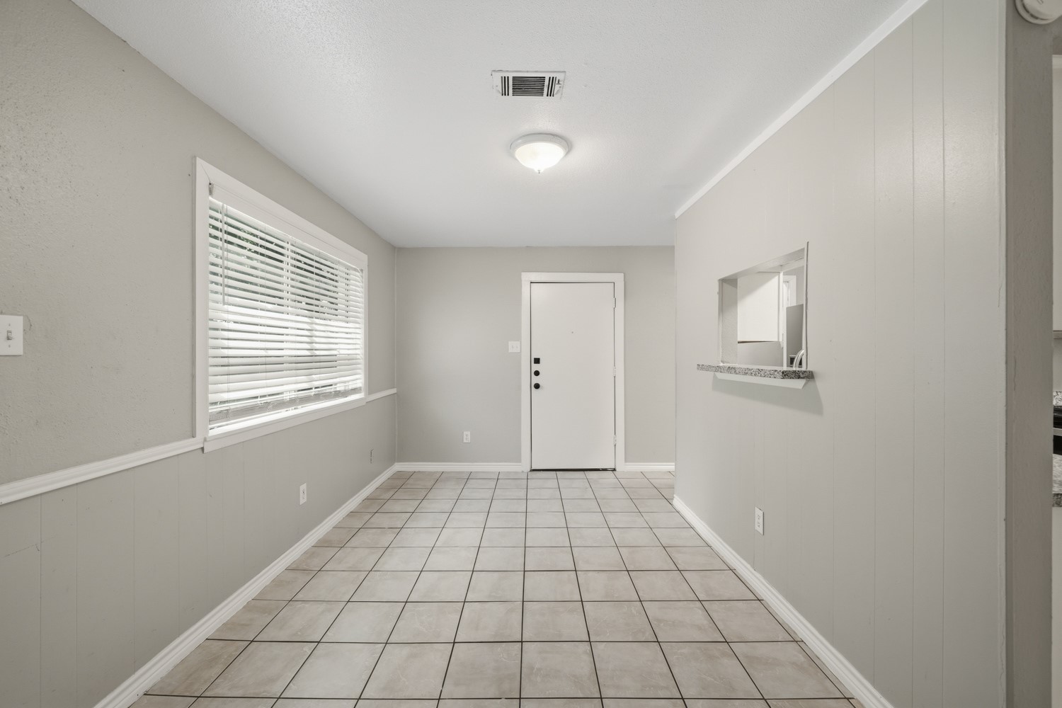 4605 Orange Circle N Property Photo 3