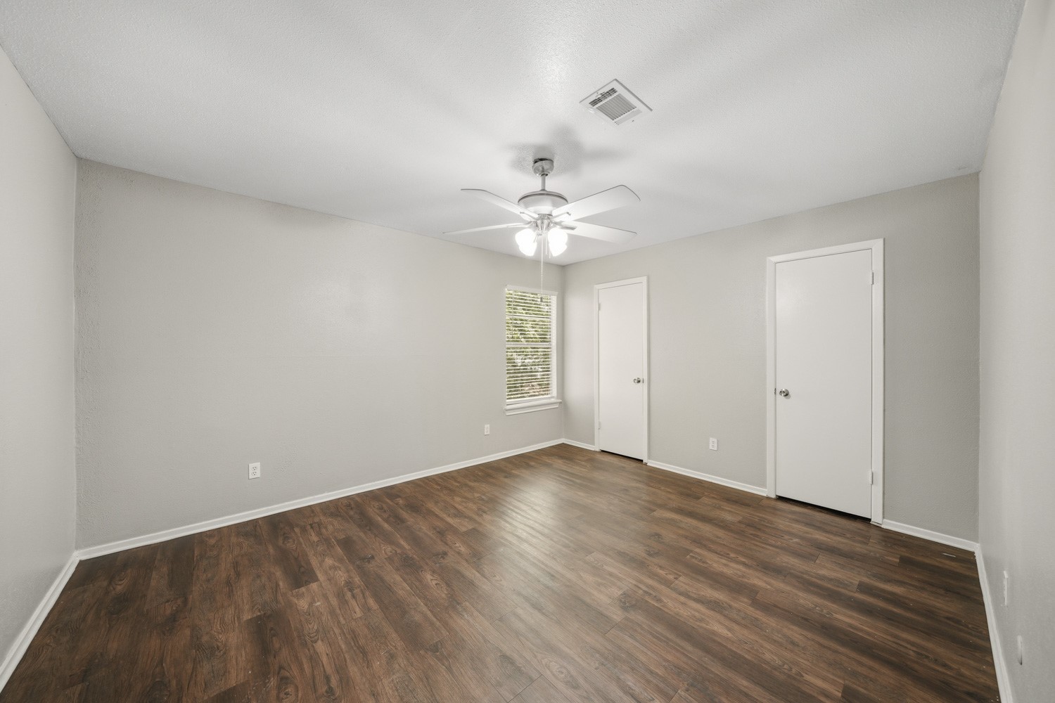 4605 Orange Circle N Property Photo 7