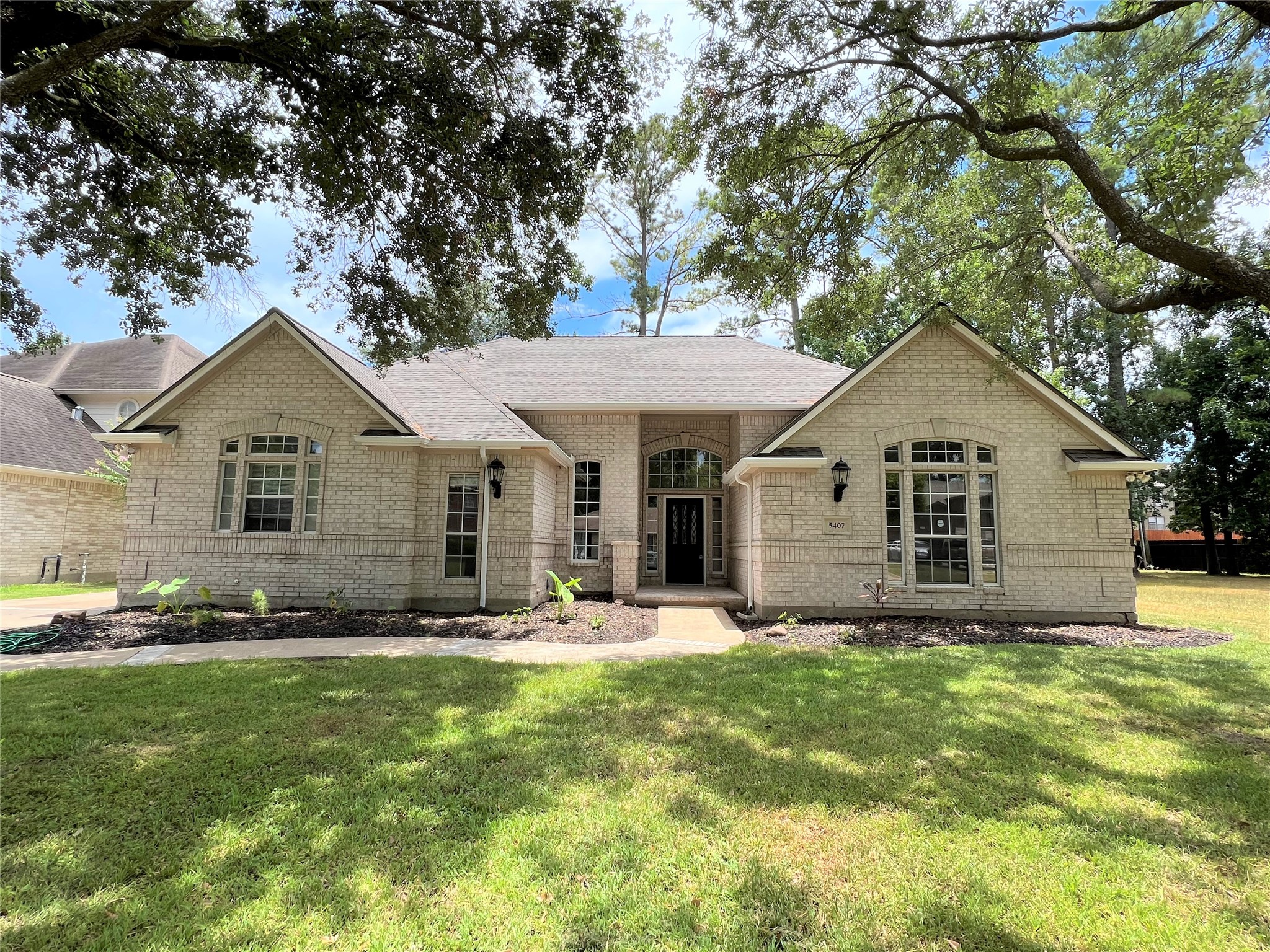 5407 Oak Cove Drive Property Photo 1