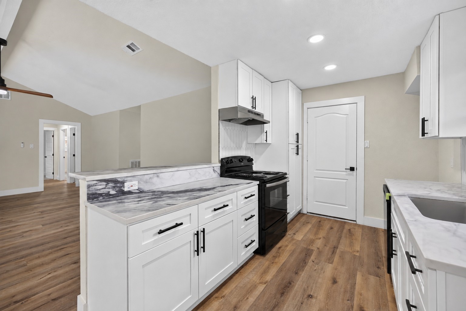6111 Sunnygate Drive Property Photo 8