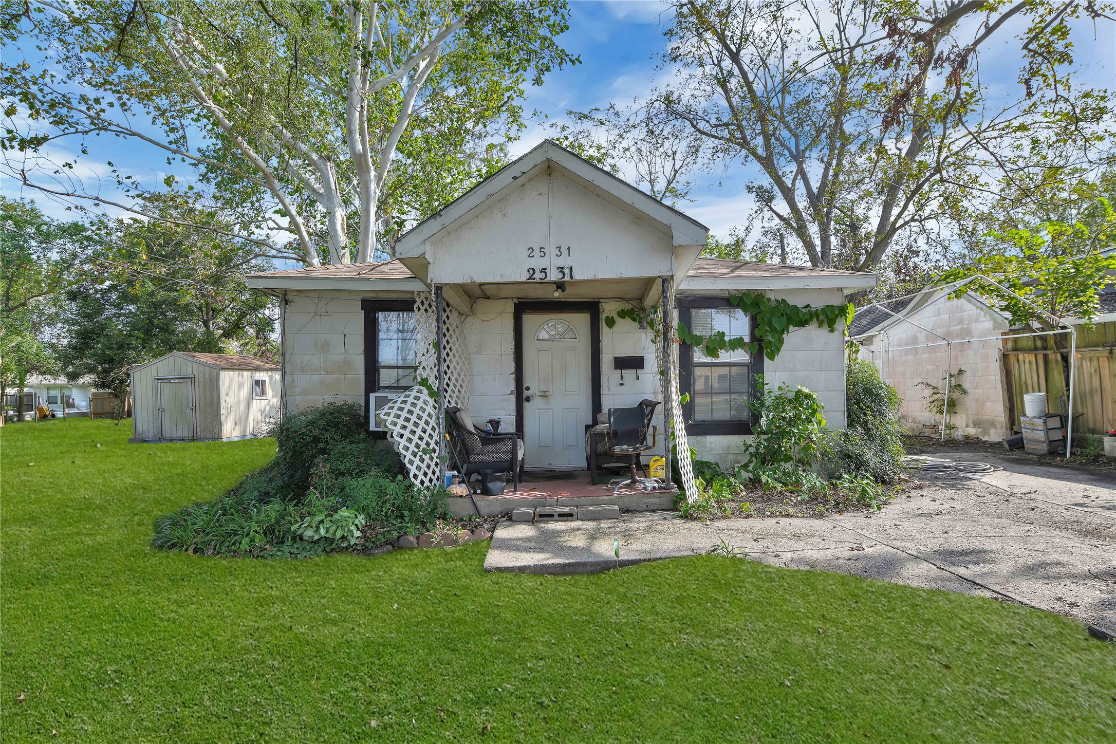 2531 S Grand Boulevard Property Photo 1