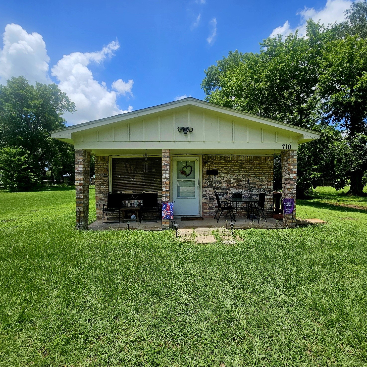 710 College Street Property Photo 1