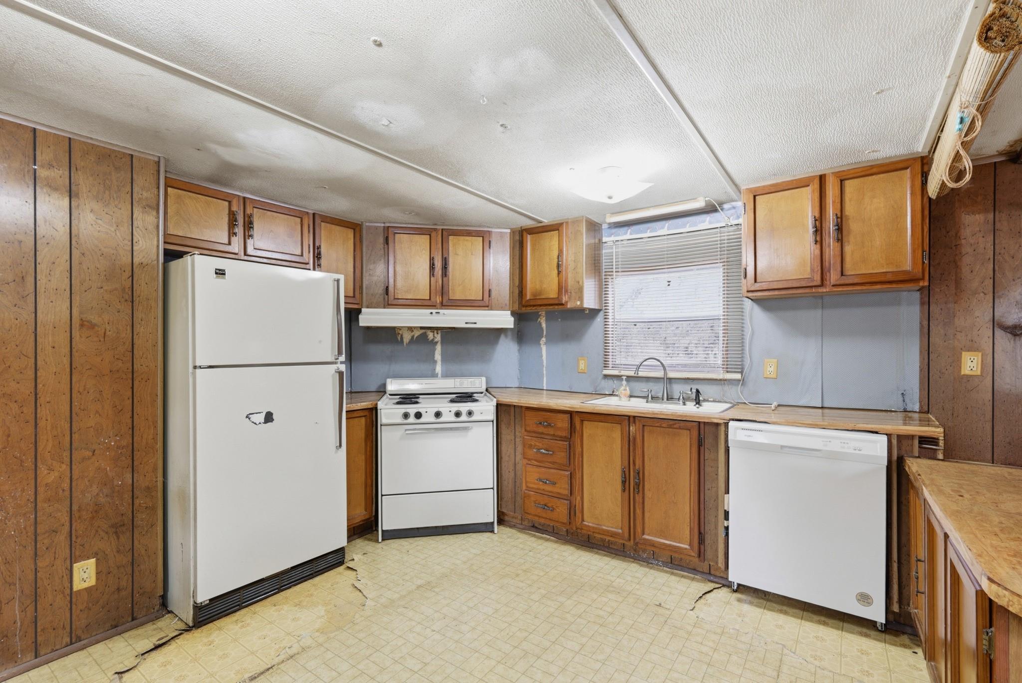 100 Windwood Circle Property Photo 3