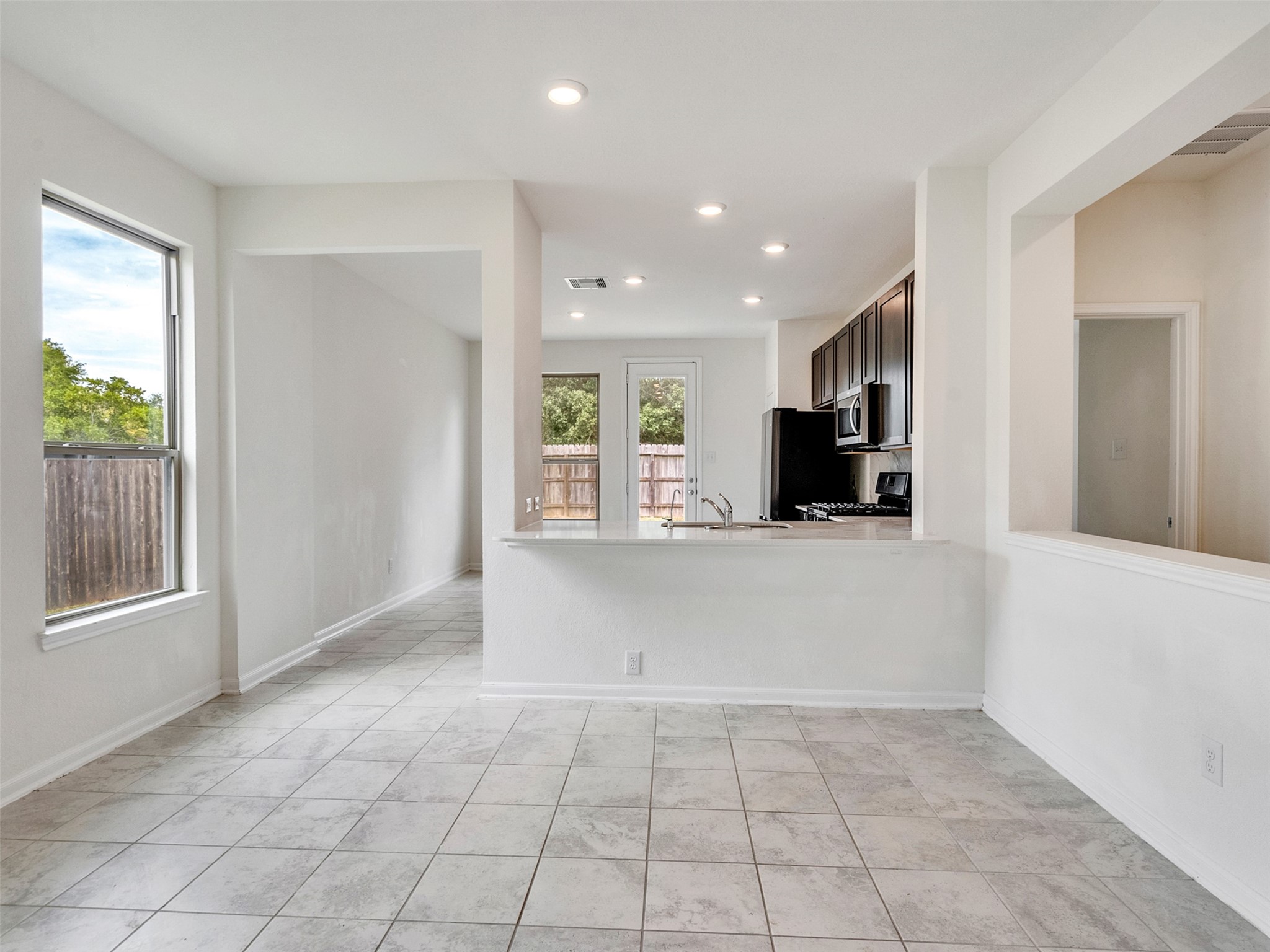 6011 Whitewing Road Property Photo 4