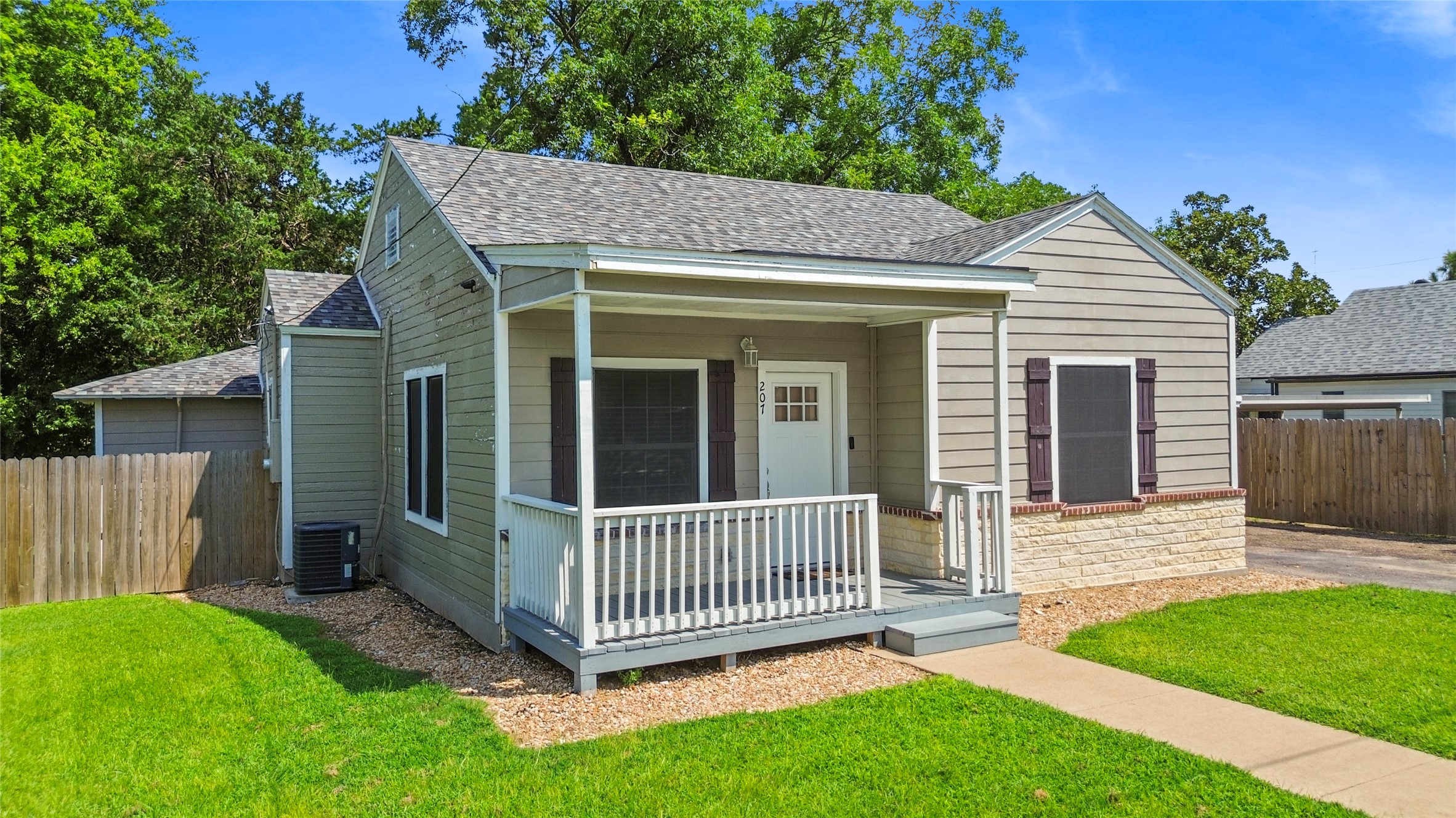 207 N Commerce Street Property Photo 1