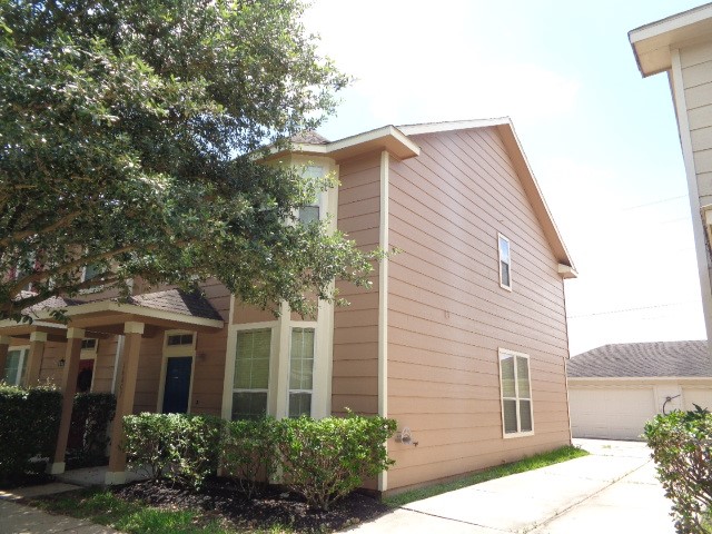 16807 Mammoth Springs Dr Property Photo 3
