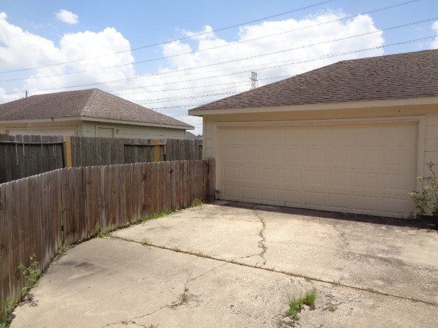 16807 Mammoth Springs Dr Property Photo 4