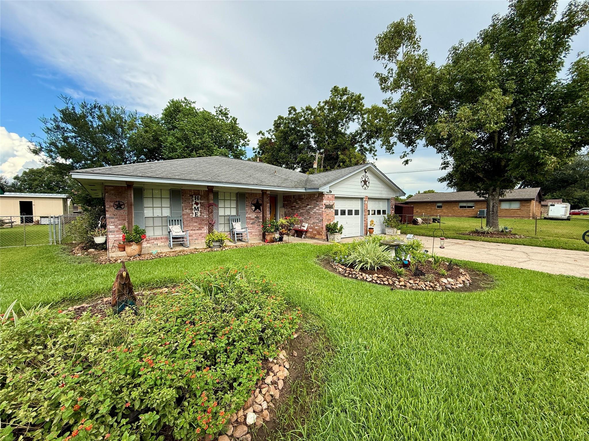 552 Sims Street, Angleton Tx 77515 Property Photo 1