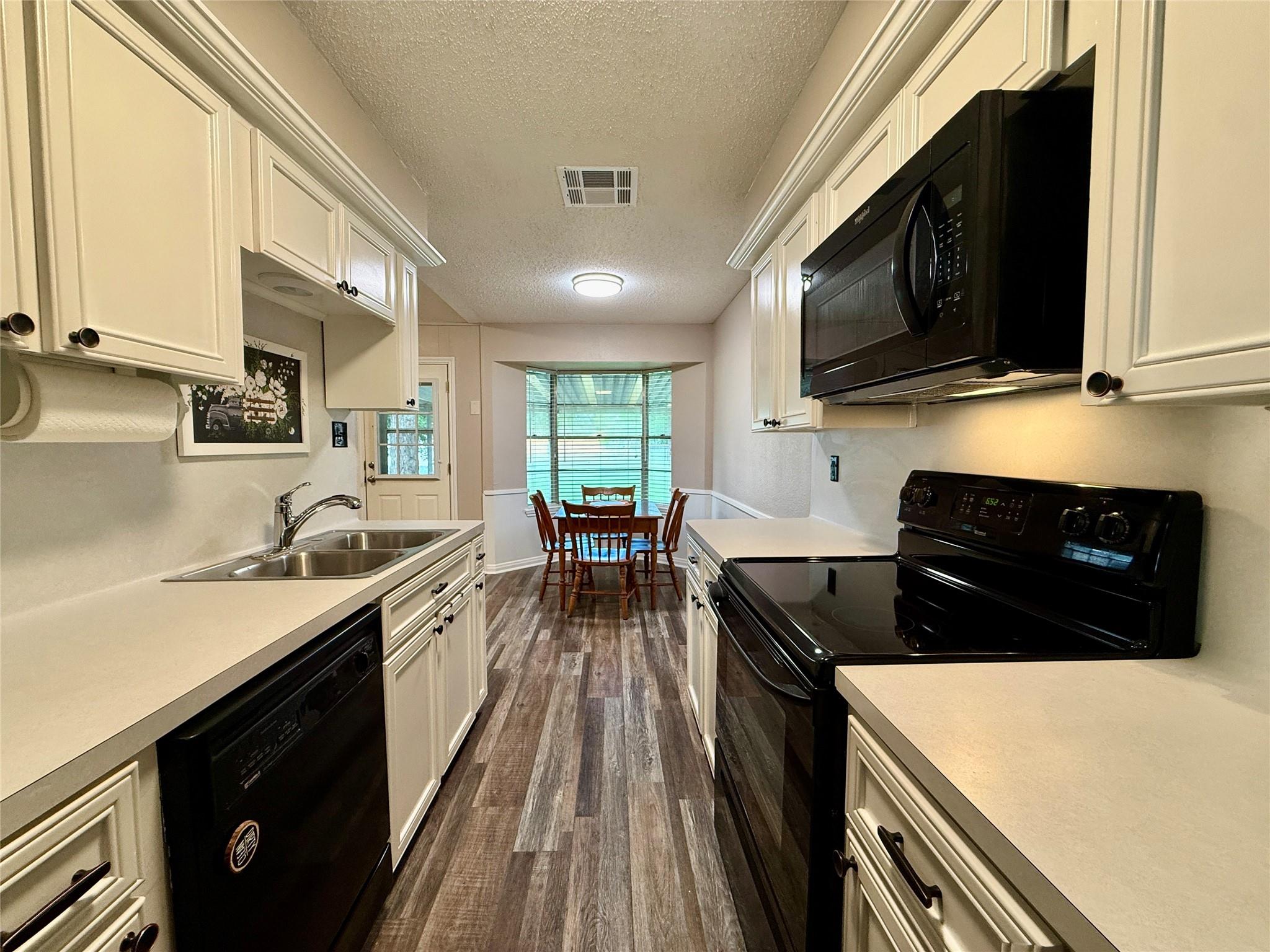 552 Sims Street, Angleton Tx 77515 Property Photo 4