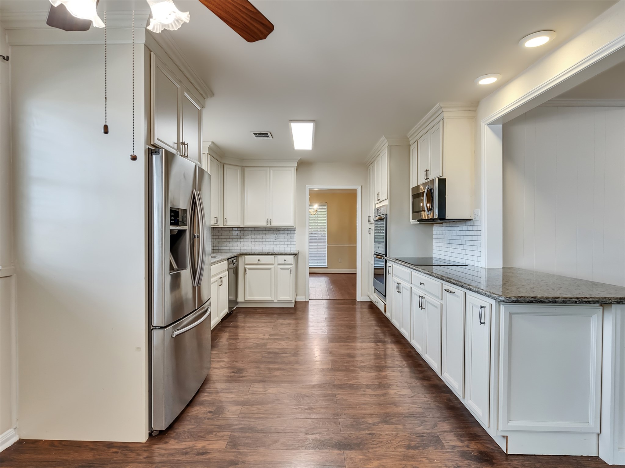 7814 Knob Hill Avenue Property Photo 8