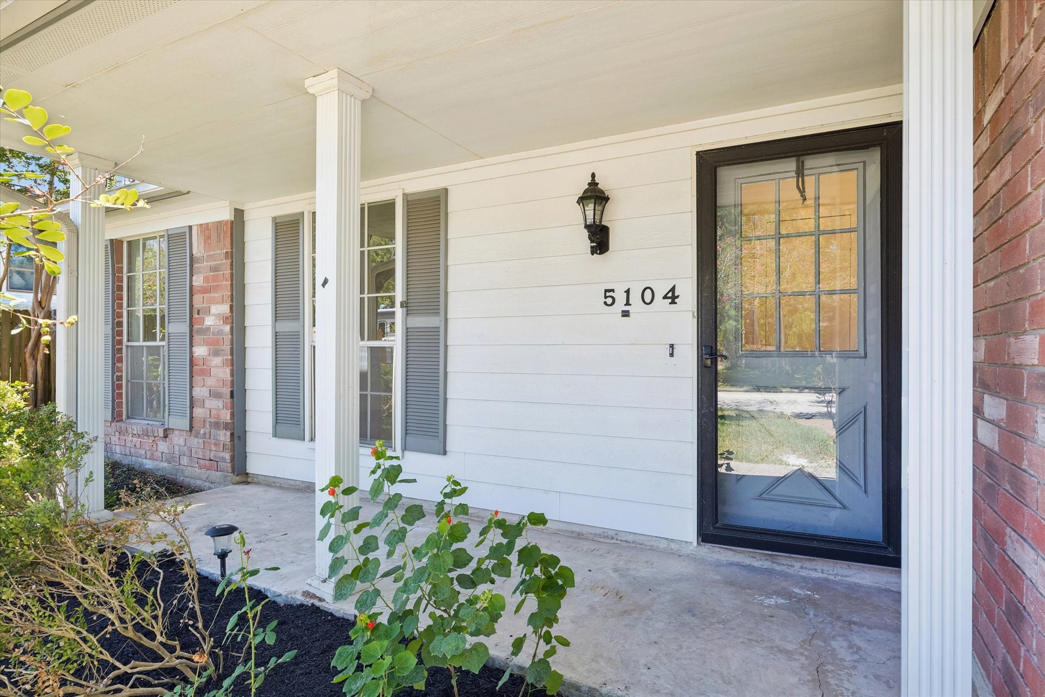 5104 Spring Circle Drive Property Photo 4