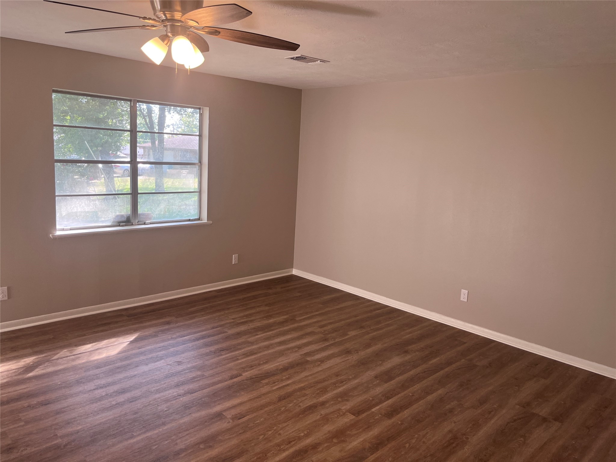 211 Scott Court Property Photo 5