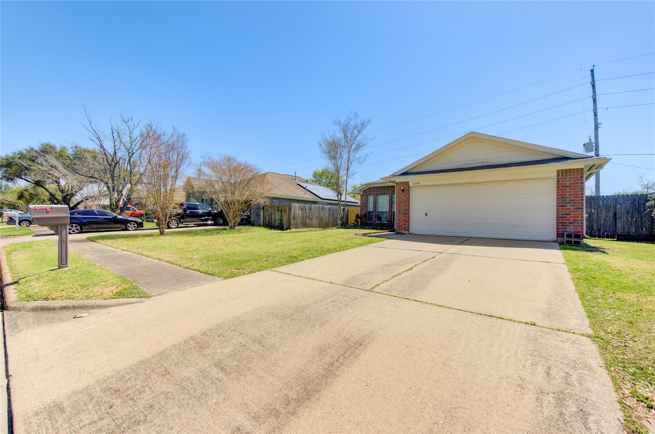 5349 Pinewood Terrace Property Photo 3