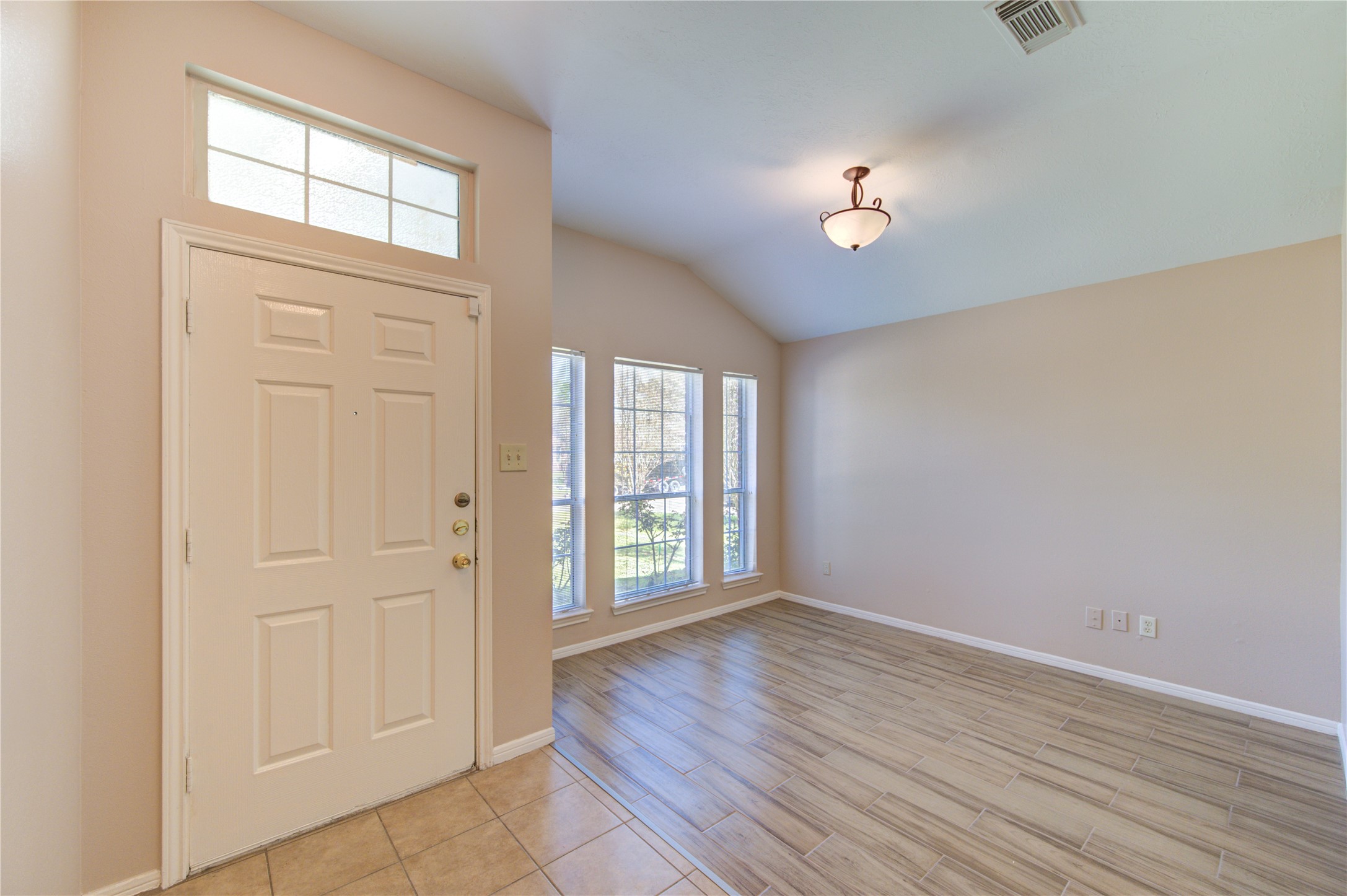 5349 Pinewood Terrace Property Photo 7