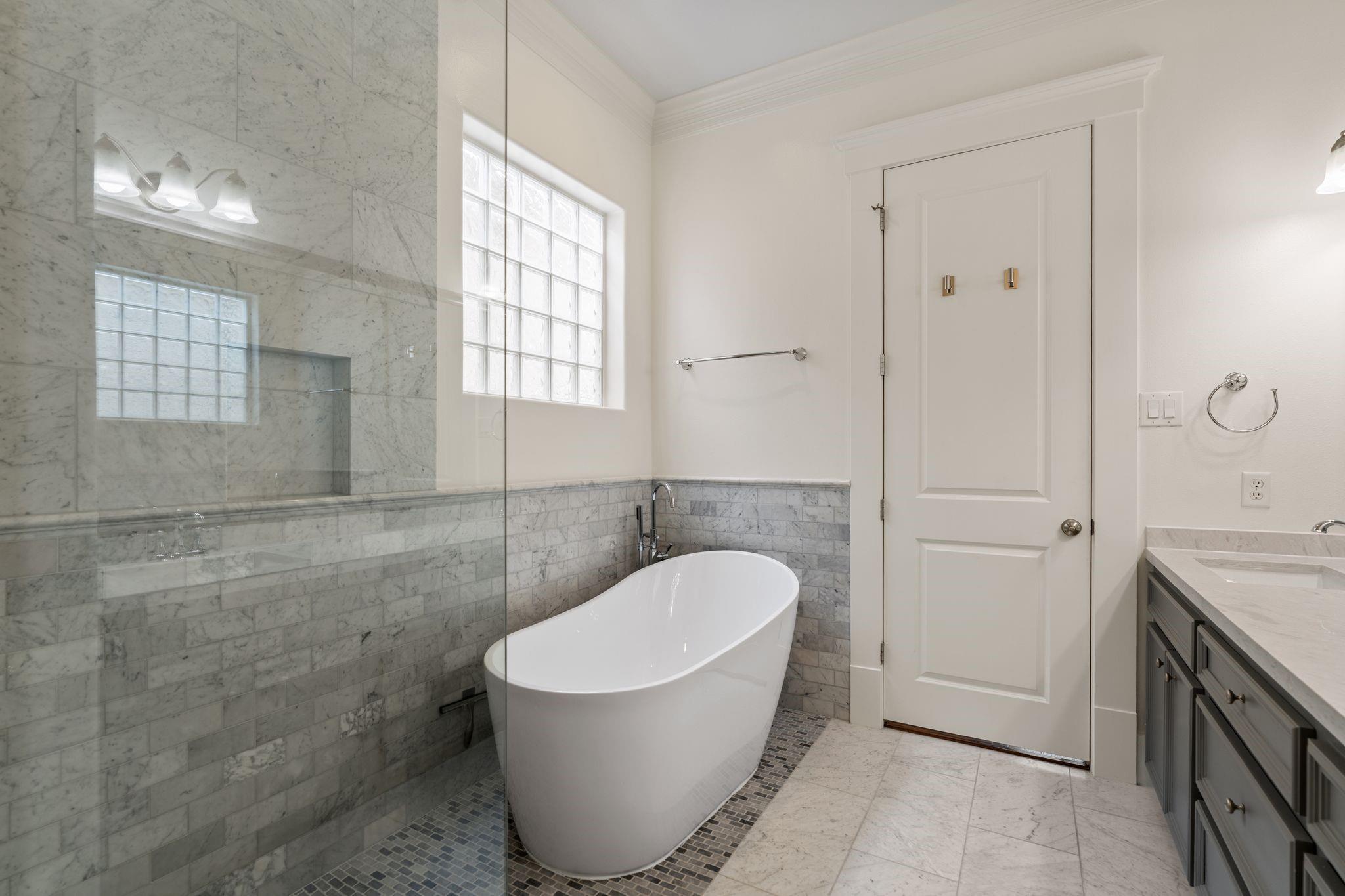 1042 W 25th Street B Property Photo 18