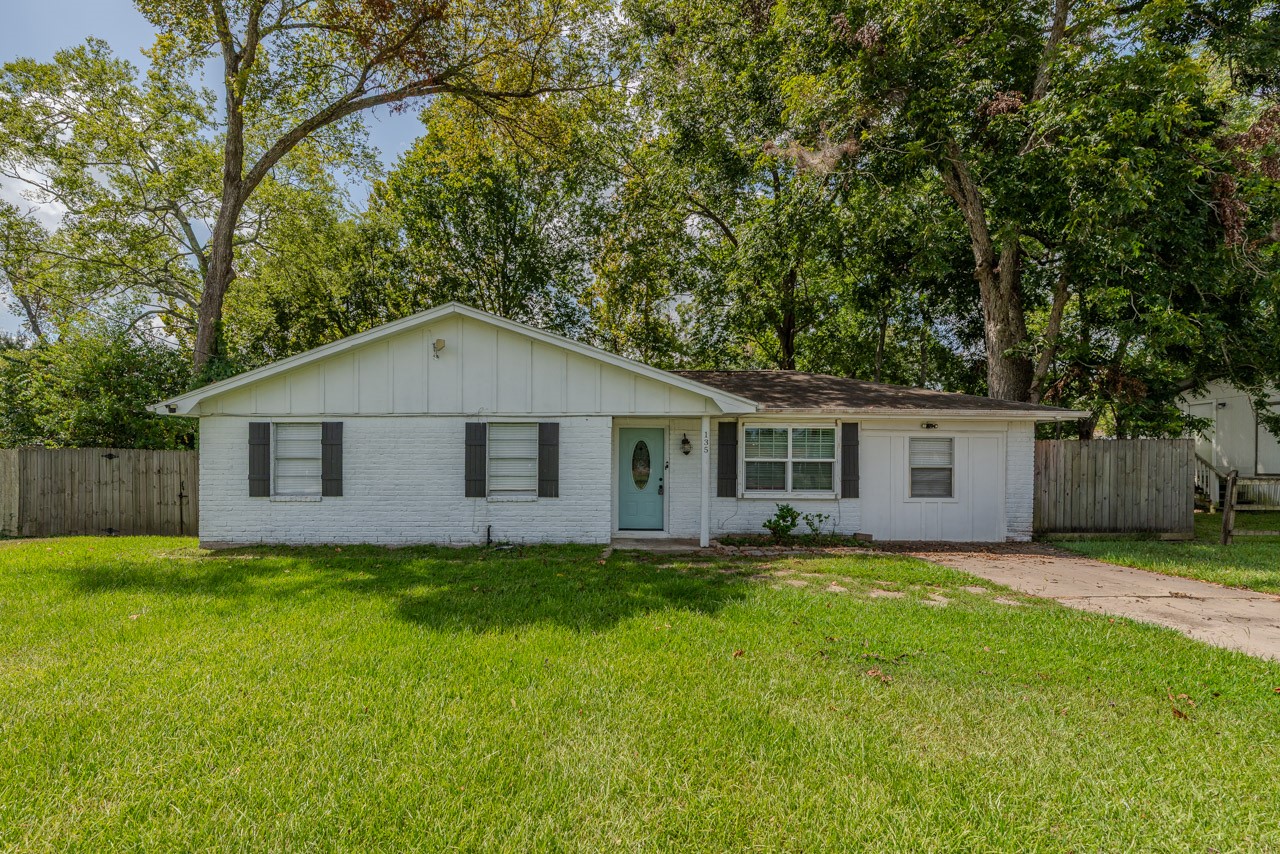 135 W Barkley Street Property Photo 1