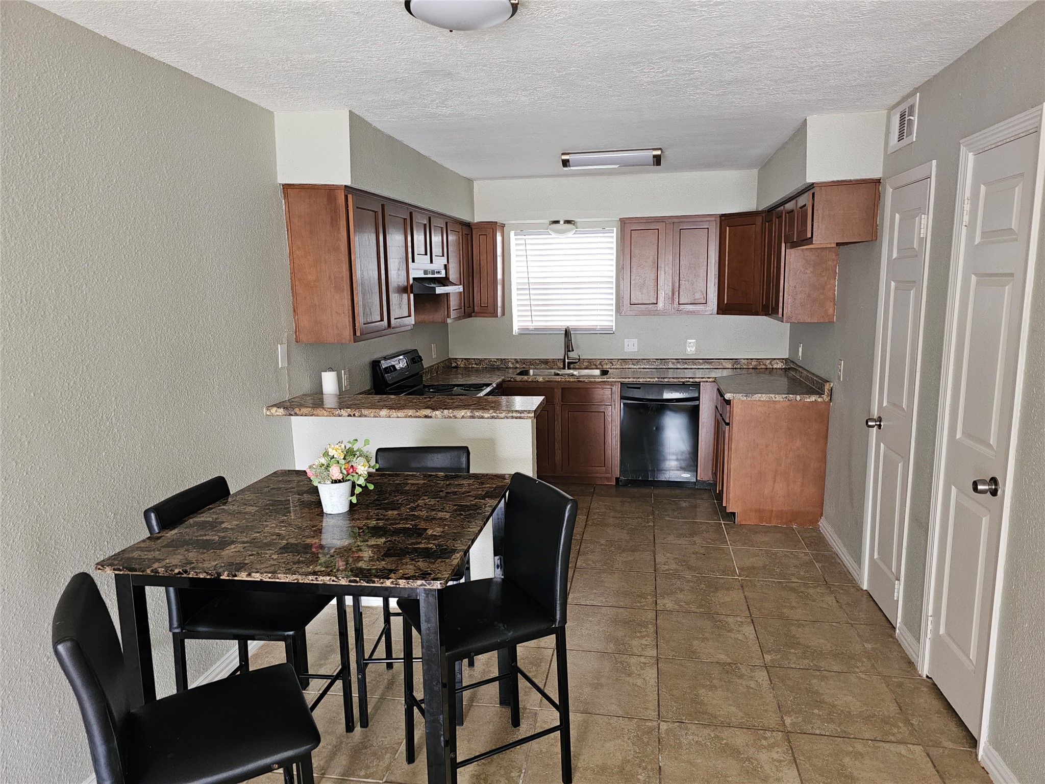 1502 Oleander Drive A Property Photo 6