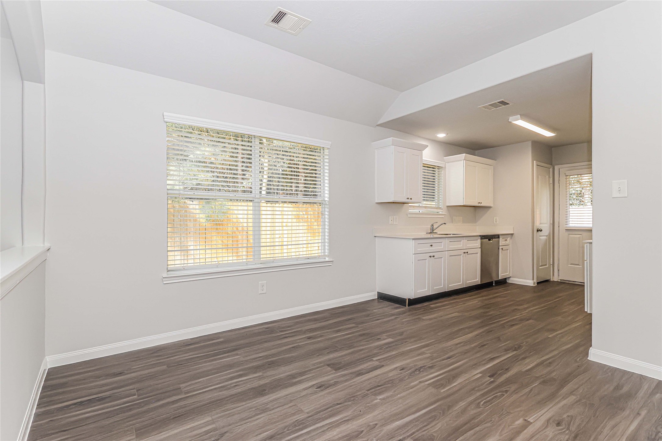 3127 Right Way Property Photo 5