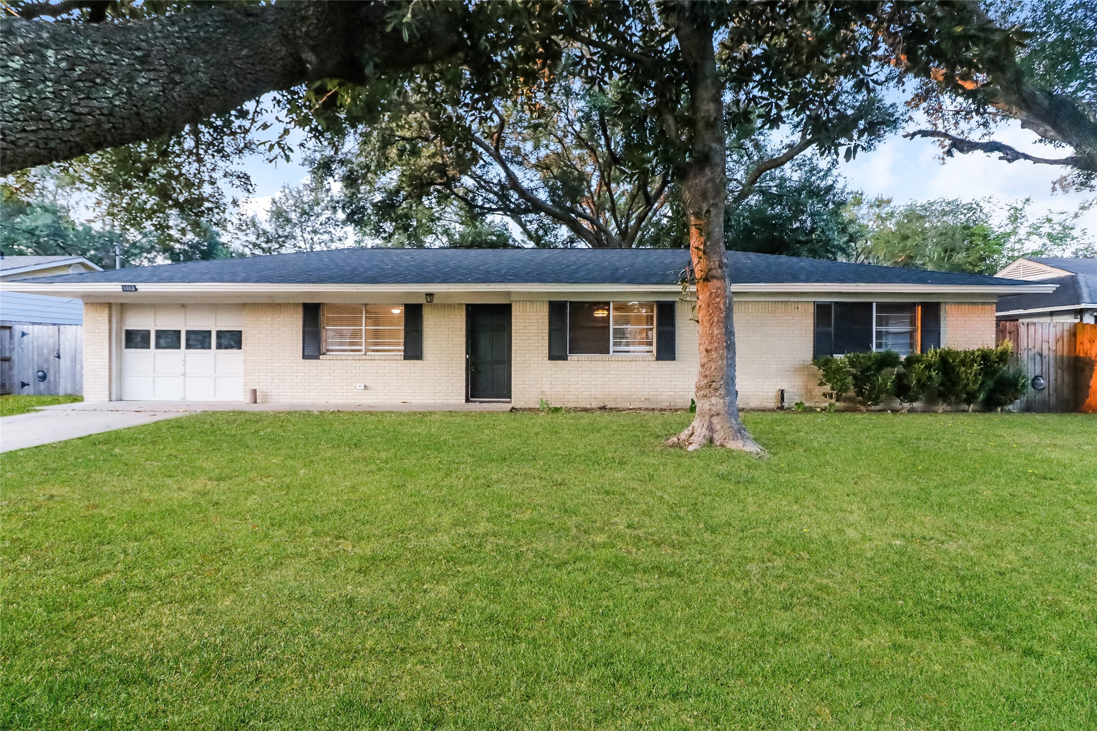 1912 W Lang Street Property Photo 1