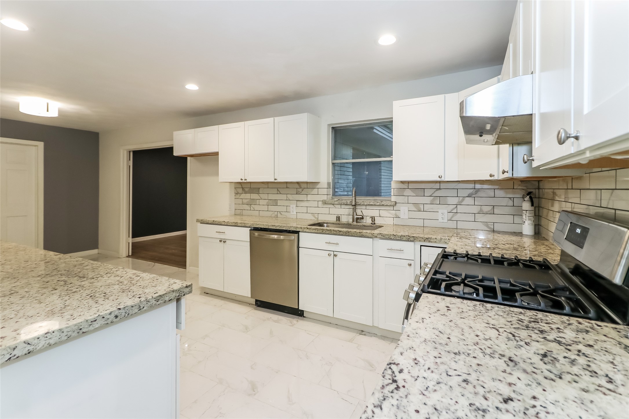 1912 W Lang Street Property Photo 6