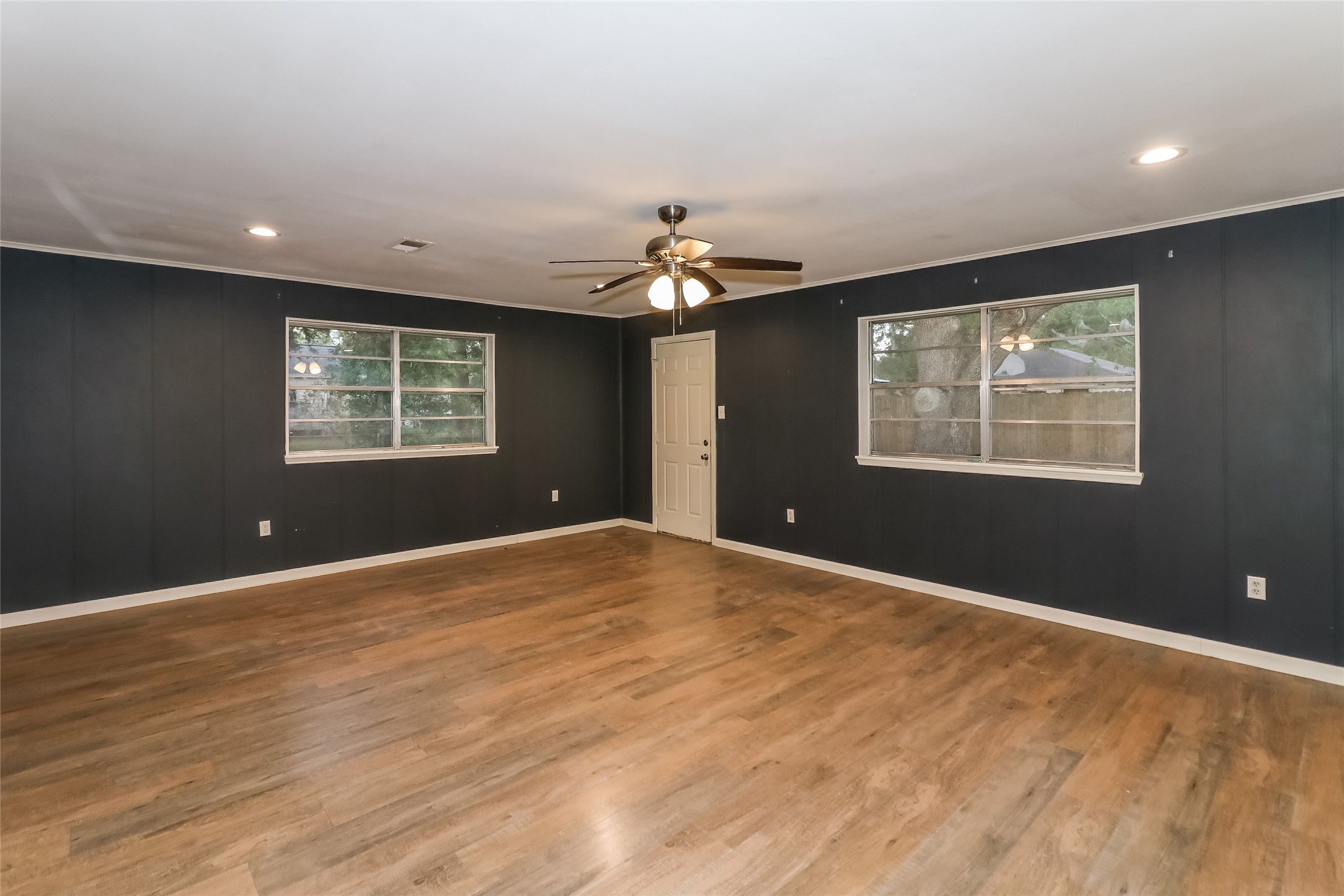 1912 W Lang Street Property Photo 9