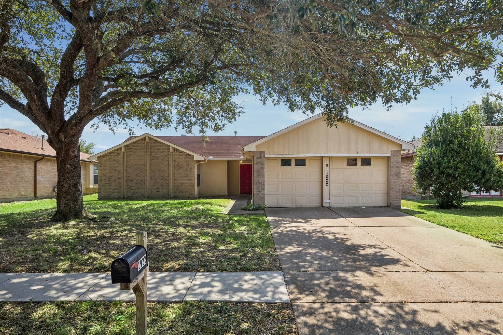 1922 Summer Place Drive Property Photo 1