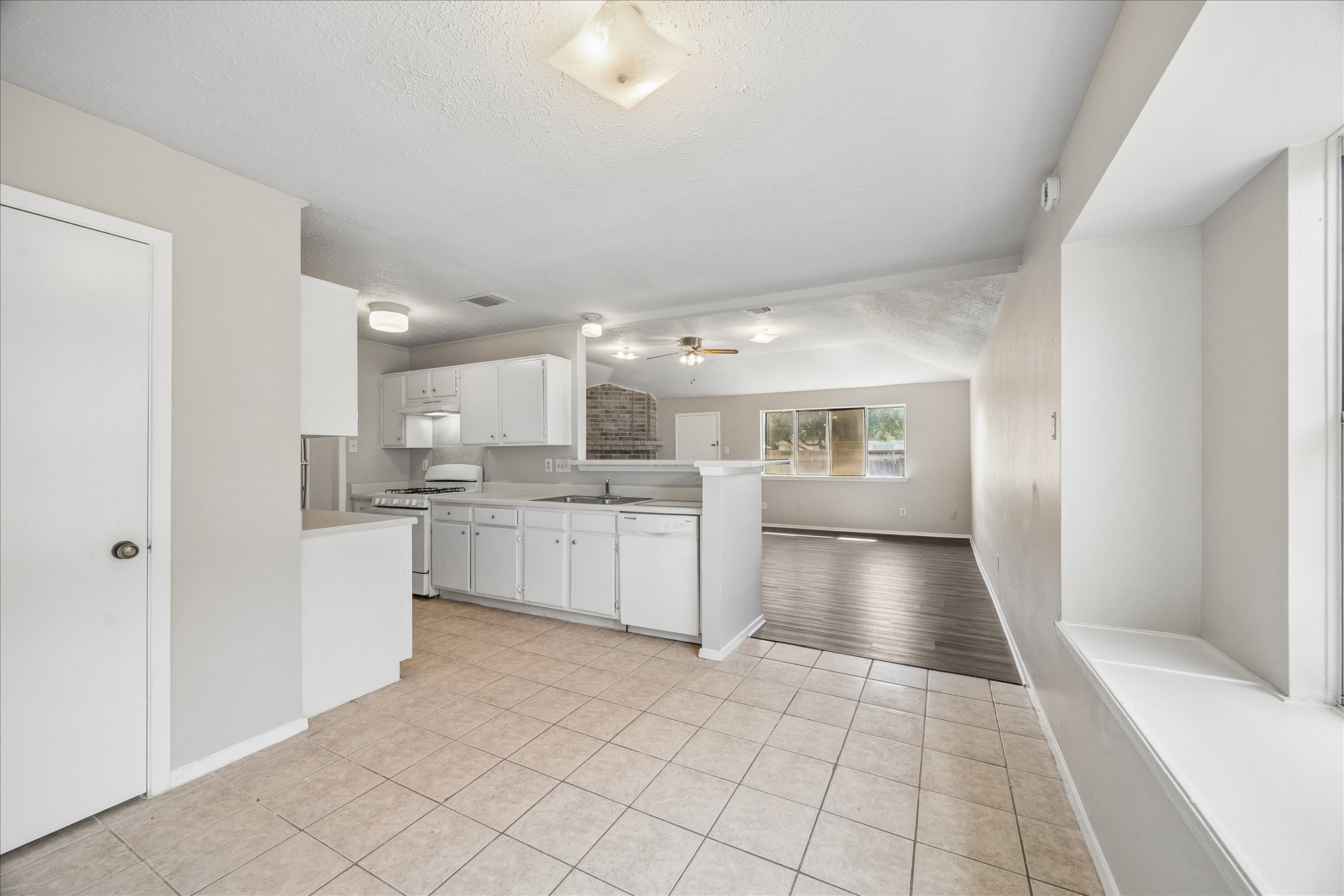 1922 Summer Place Drive Property Photo 4