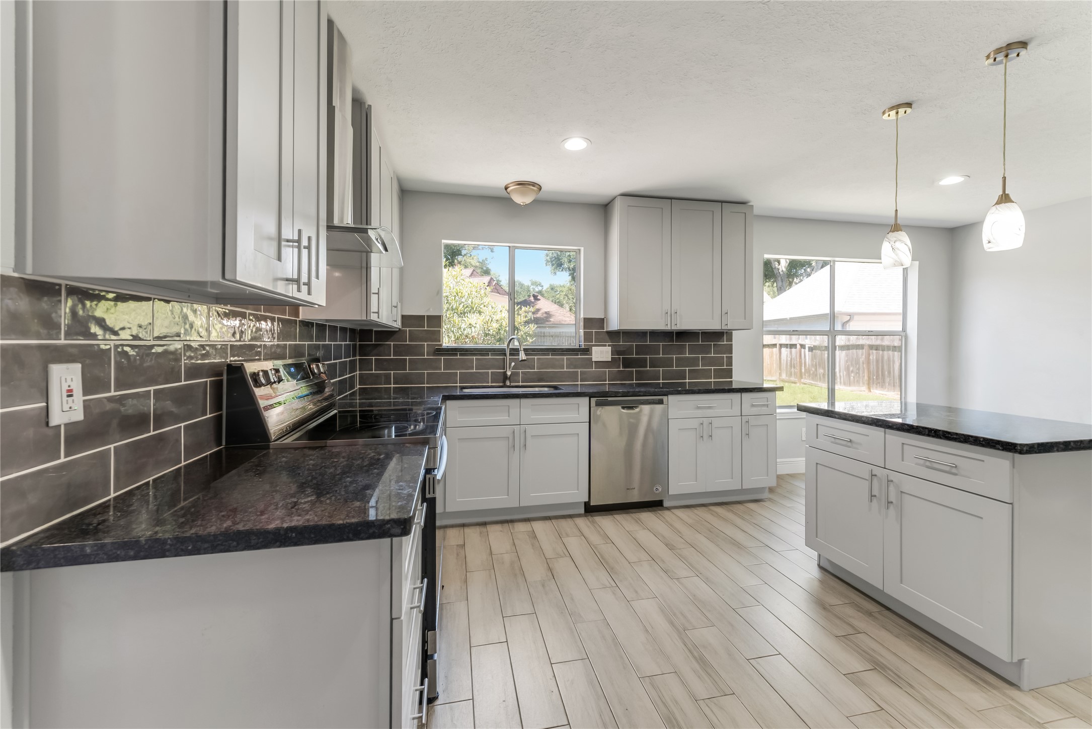18318 Oakhampton Drive Property Photo 3