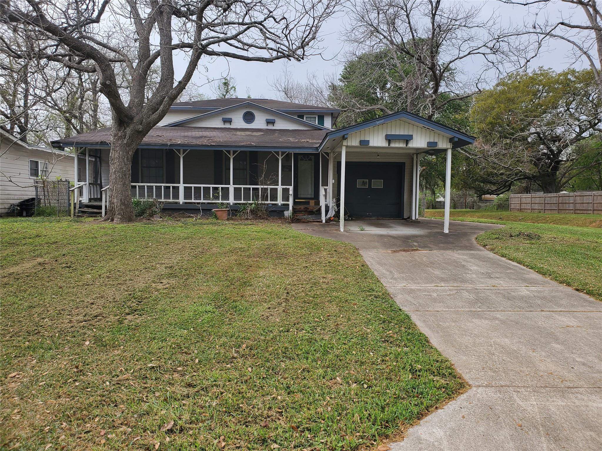 607 Winding Way Street, Lake Jackson TX 77566 Property Photo 1
