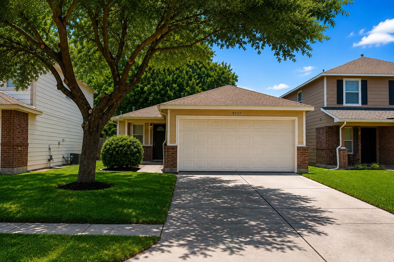 9227 Shaded Pines Drive Property Photo 1