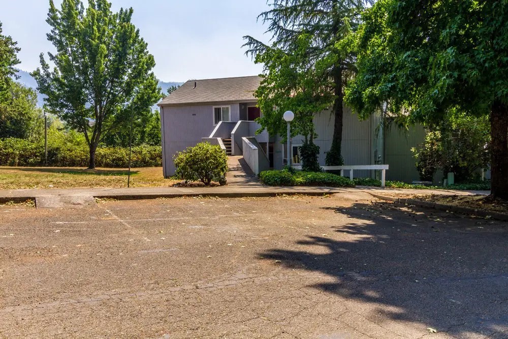 721 Se Meadowlark St Property Photo 4
