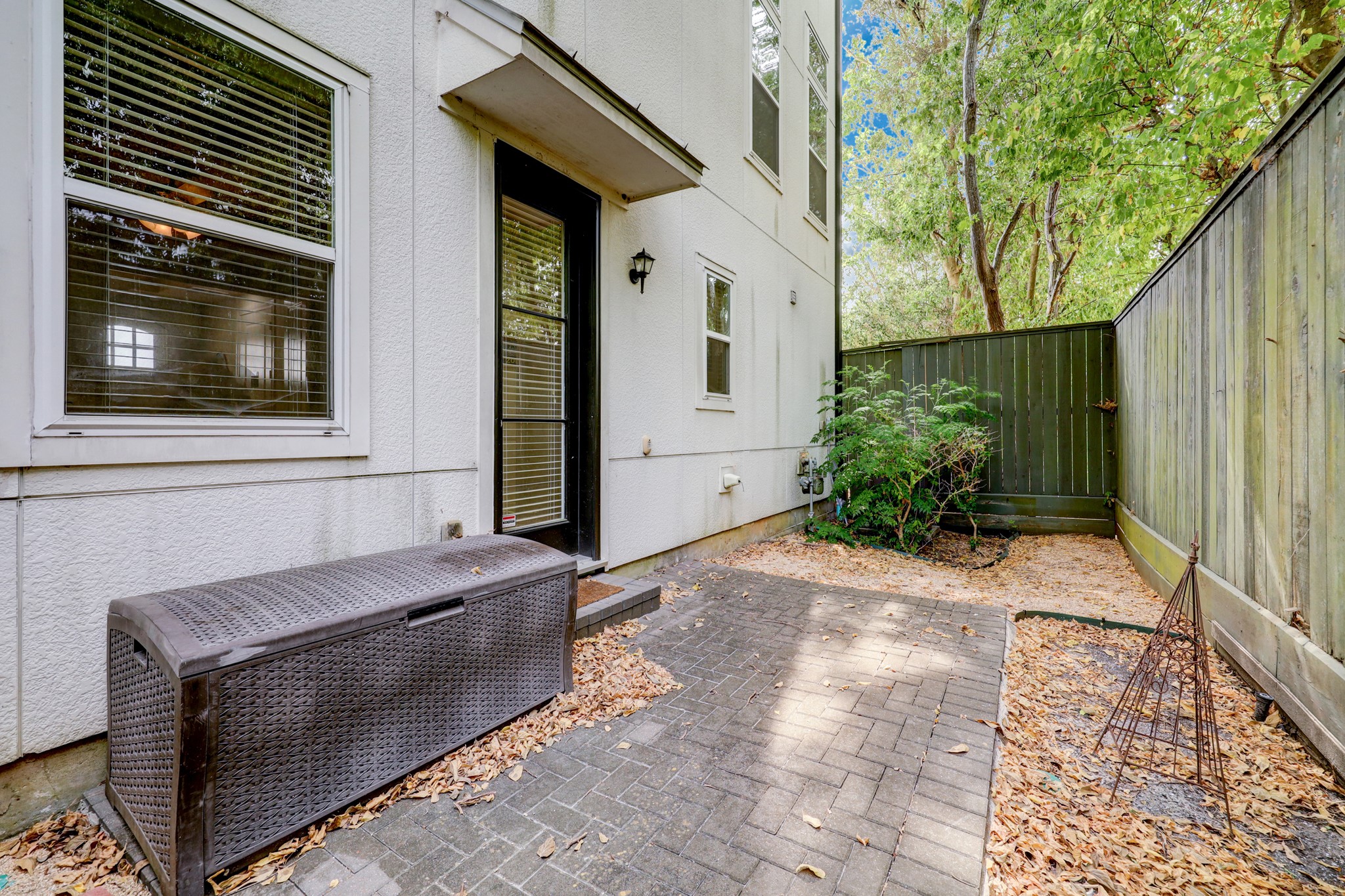 8932 Lakeshore Bend Drive Property Photo 17