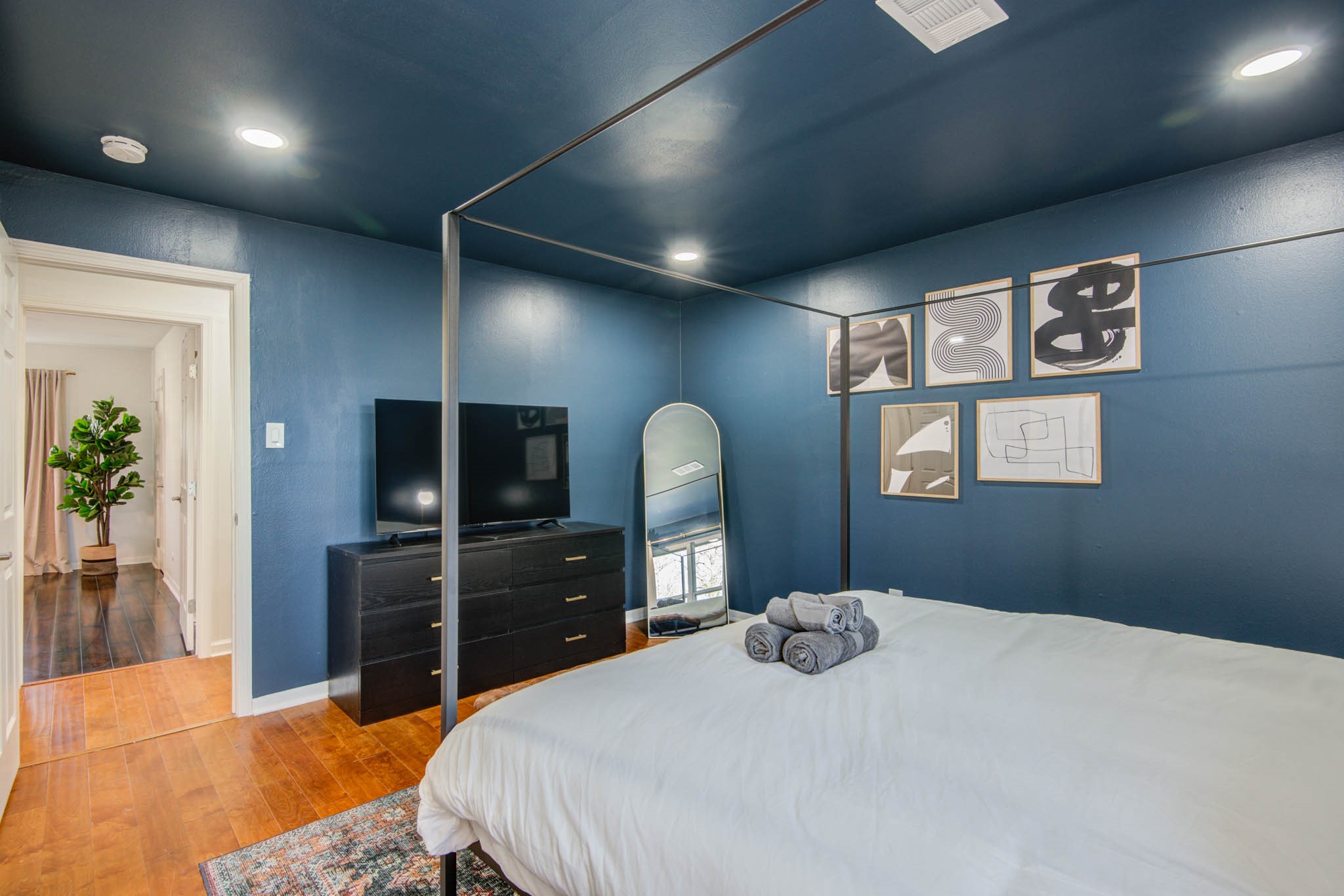 9515 Meadowglen Lane Property Photo 13