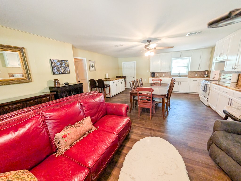 1139 County Rd 403 Property Photo 6