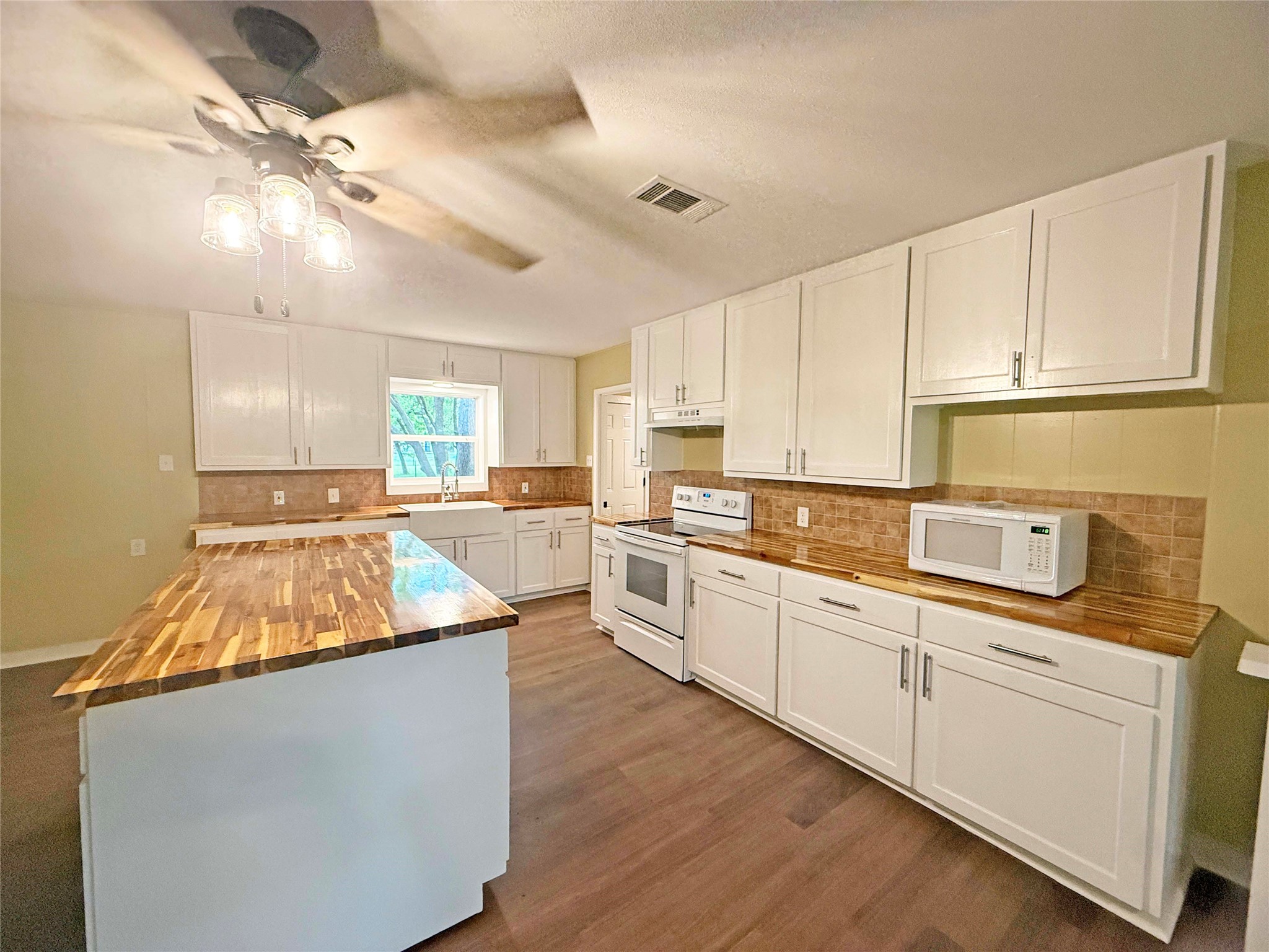 1139 County Rd 403 Property Photo 9
