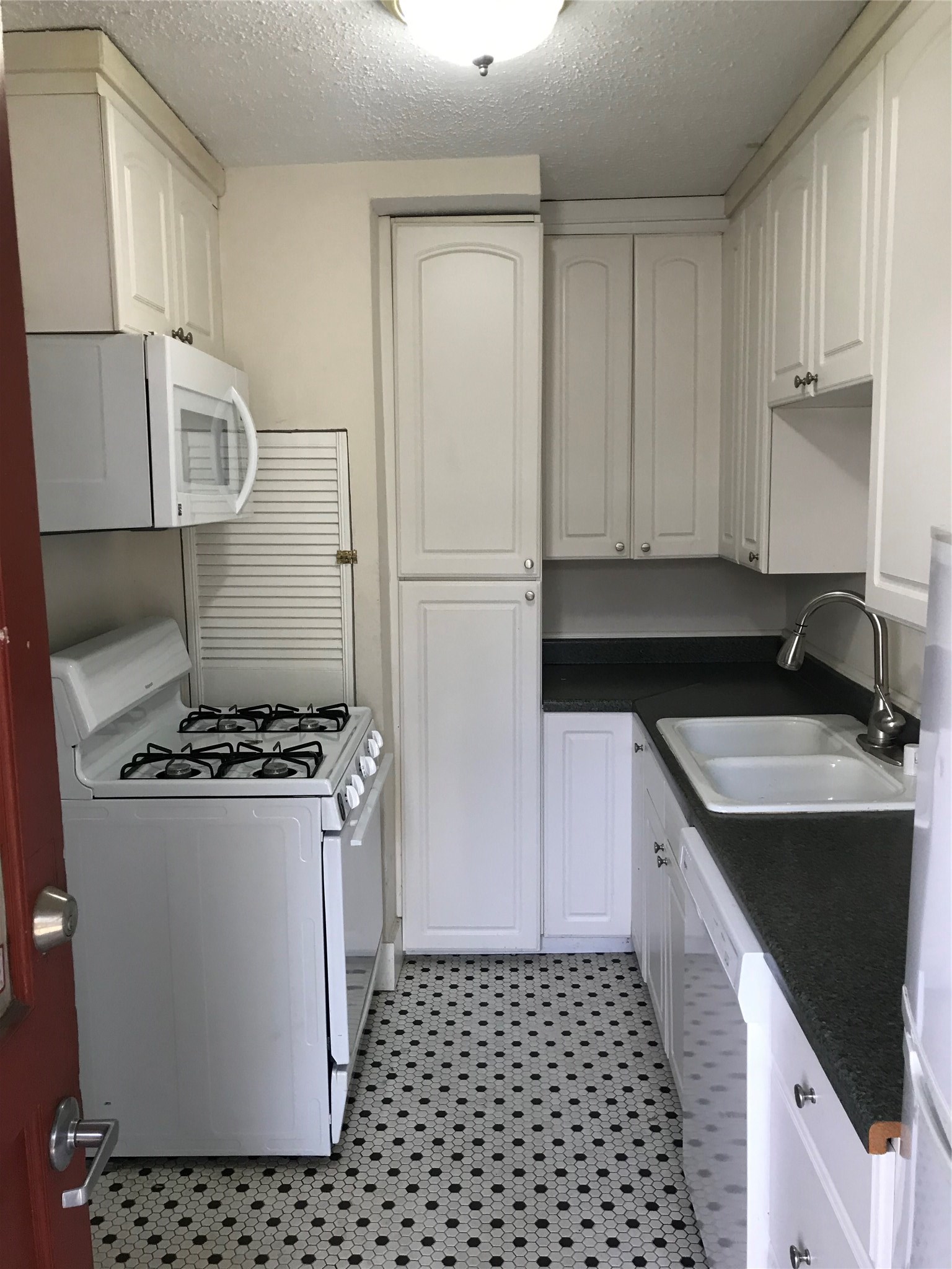 2030 Bissonnet Street Property Photo 8