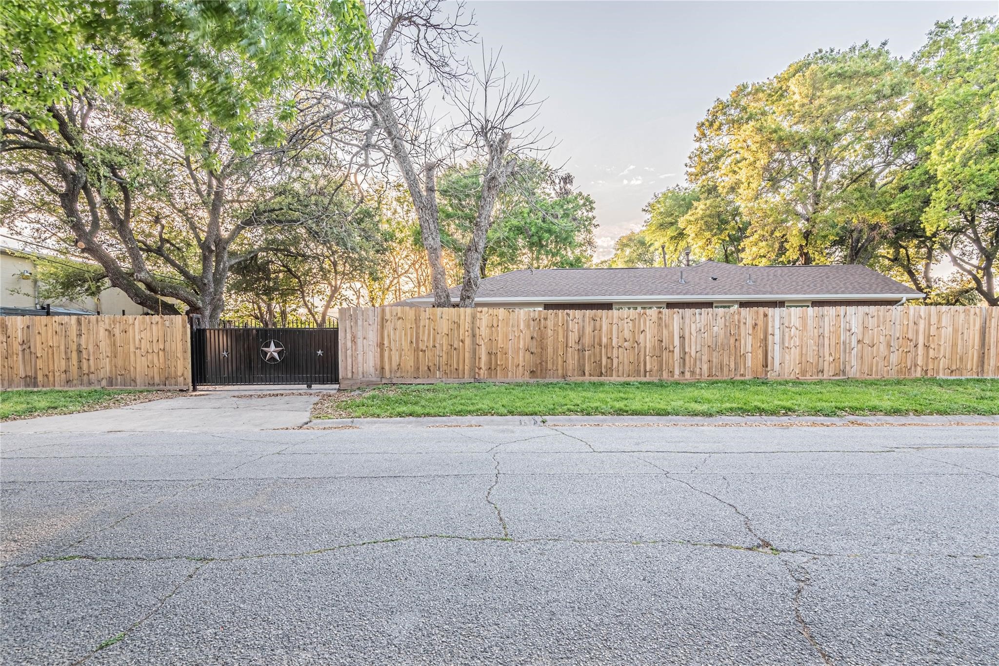 6003 De Moss Drive Property Photo 2