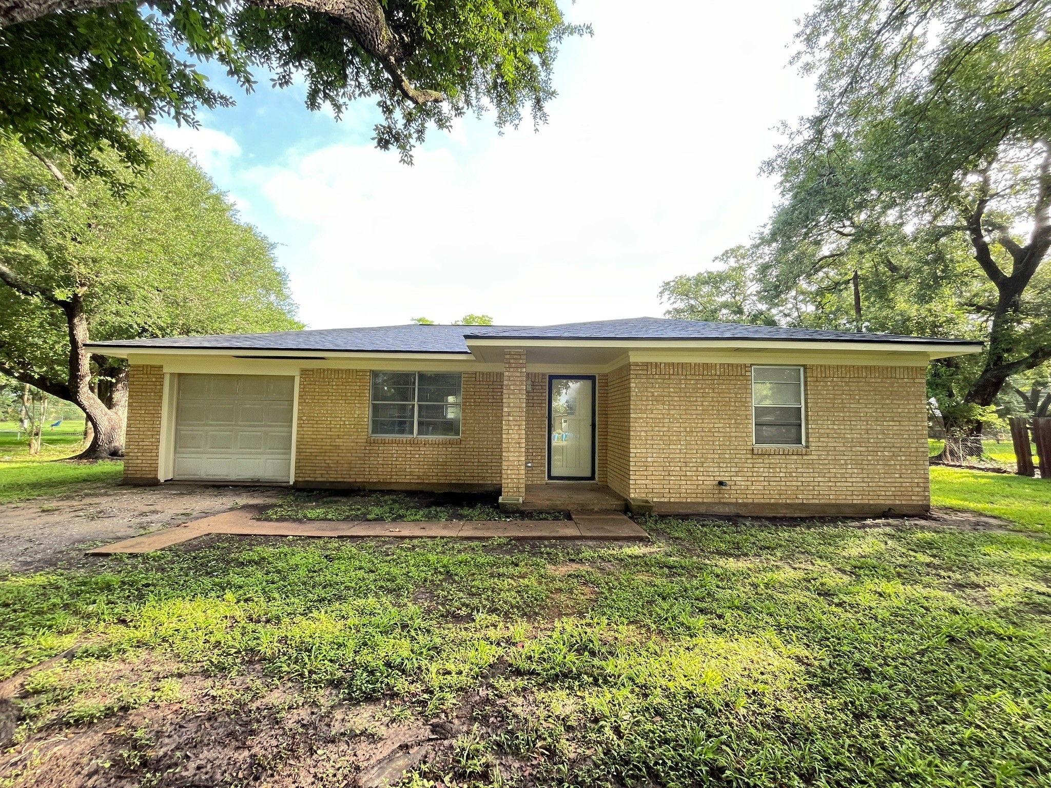409 La Bradford Drive Property Photo 1