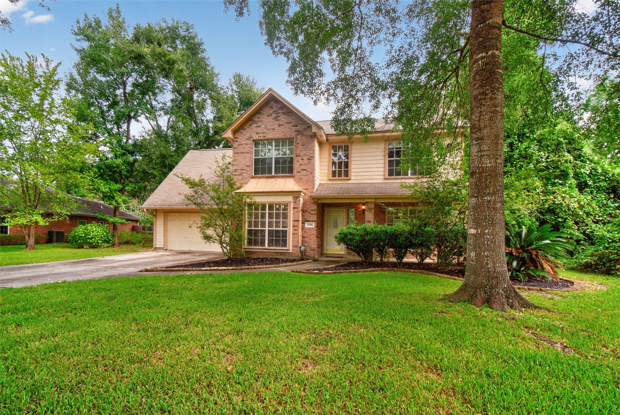 7506 Oak Bluff Drive Property Photo 1