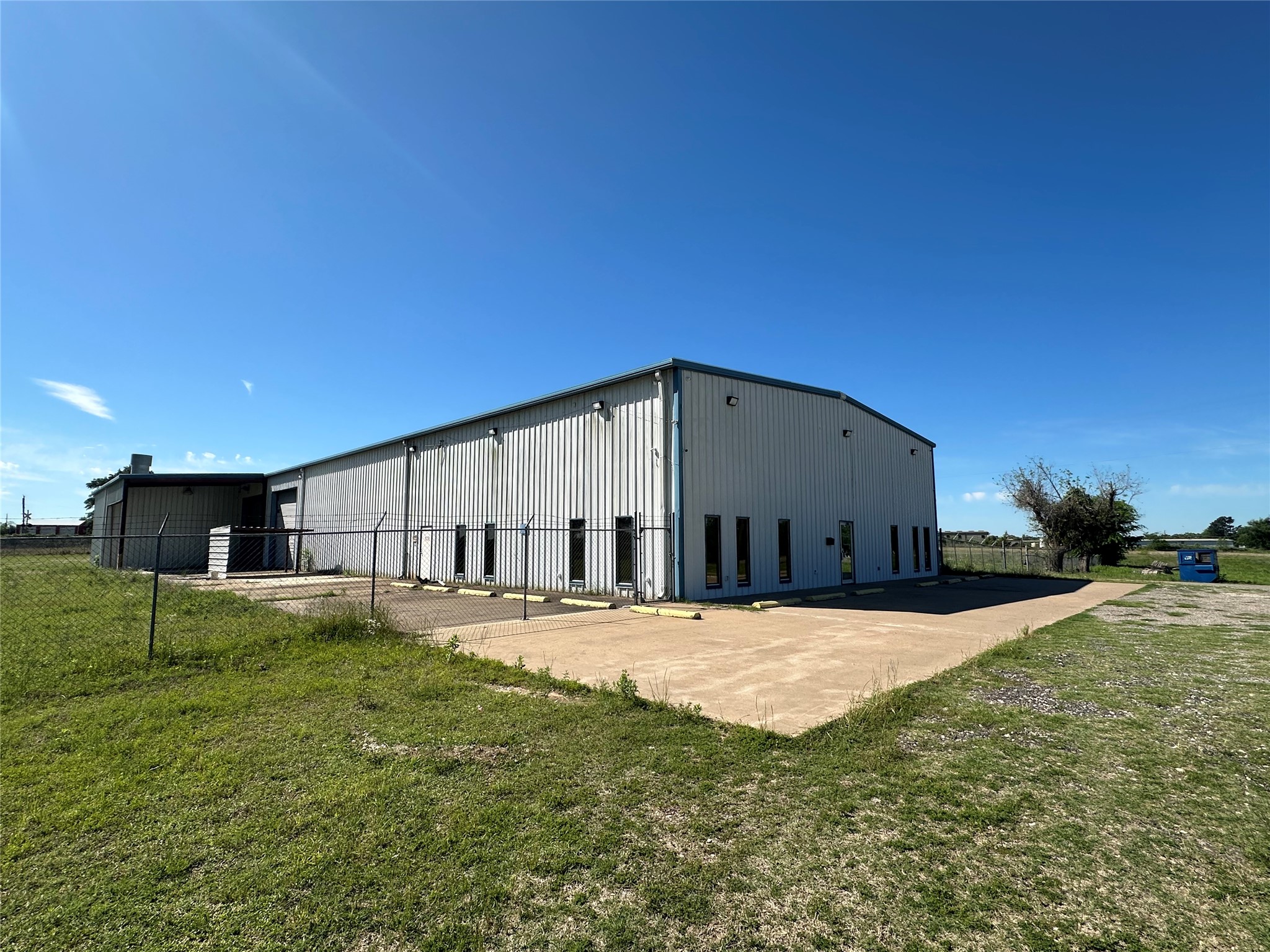 2013 W Us Highway 79 Property Photo 3